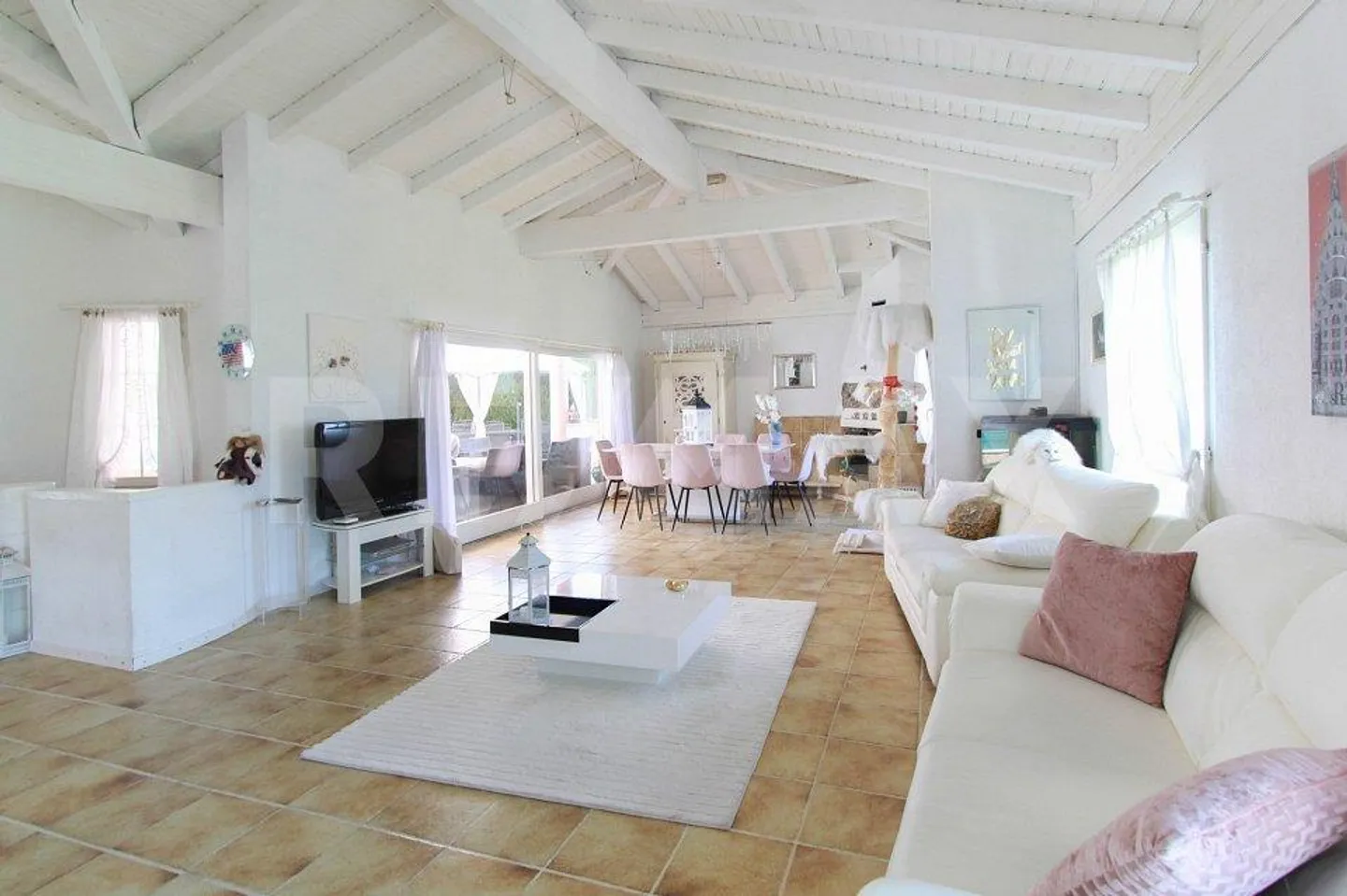 Maison familiale spacieuse avec jardin - Photo 2 sur 5