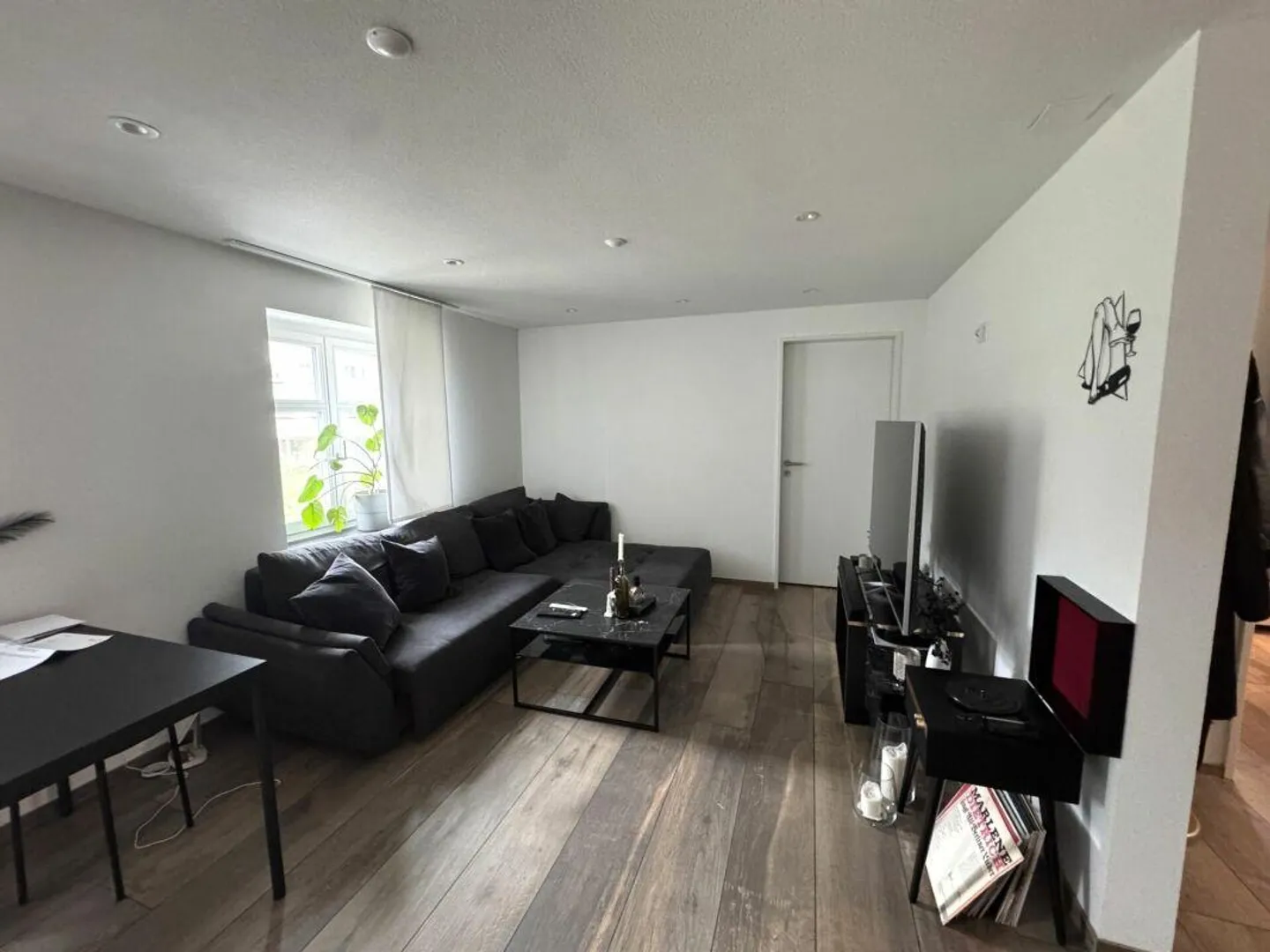 Appartement 3.5 pièces ultra moderne avec beaucoup d'espace de rangement - Photo 2 sur 6