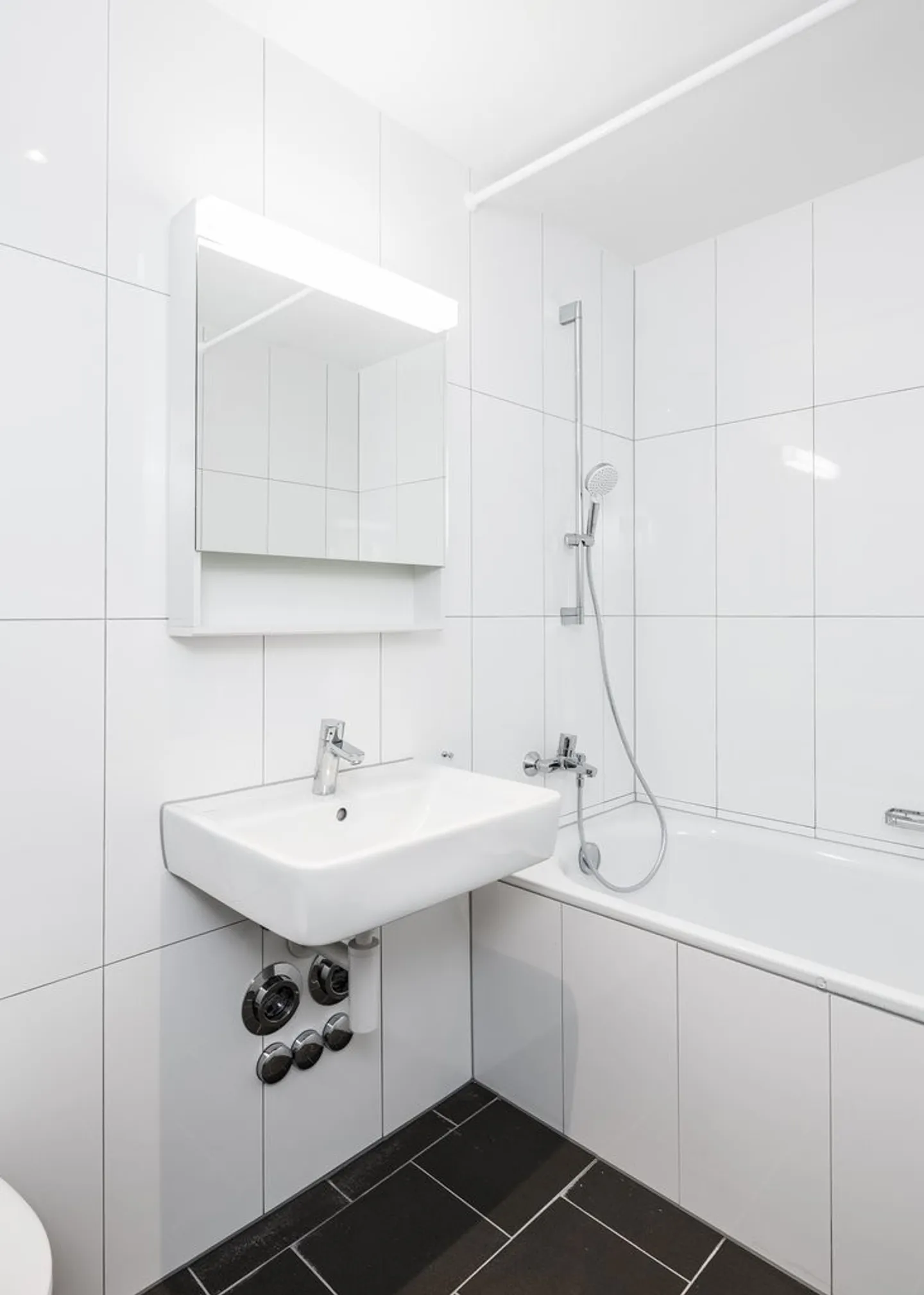 Modern apartment in urban area - Photo 6 of 7