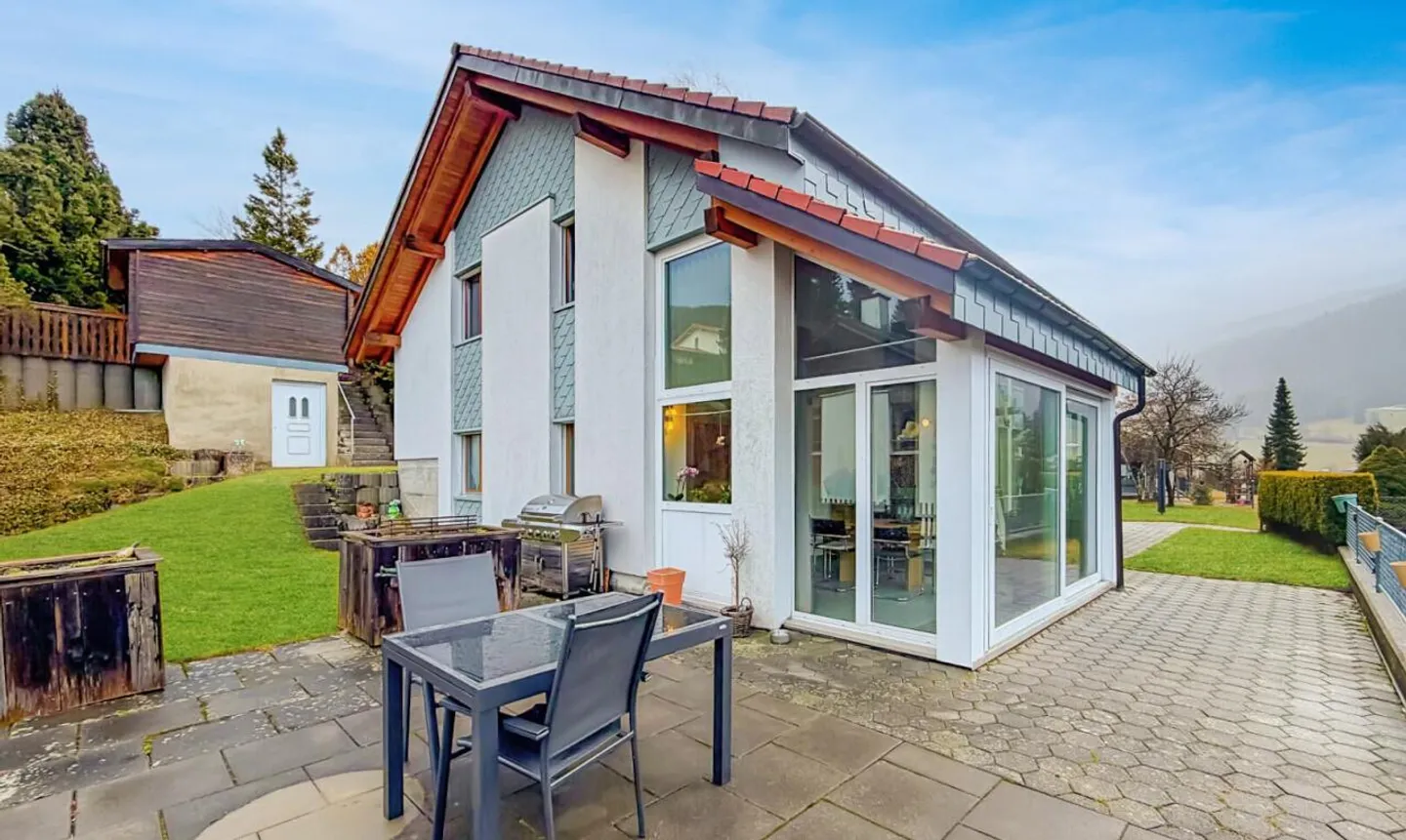 Eine von Licht durchflutete Villa, die zwischen Himmel und Bergen schwebt - Foto 1 von 11