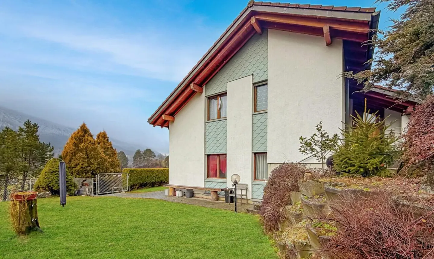 Eine von Licht durchflutete Villa, die zwischen Himmel und Bergen schwebt - Foto 2 von 11