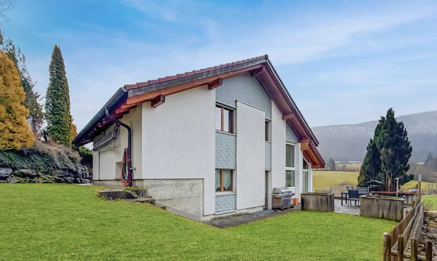 Eine von Licht durchflutete Villa, die zwischen Himmel und Bergen schwebt - Foto 3 von 11