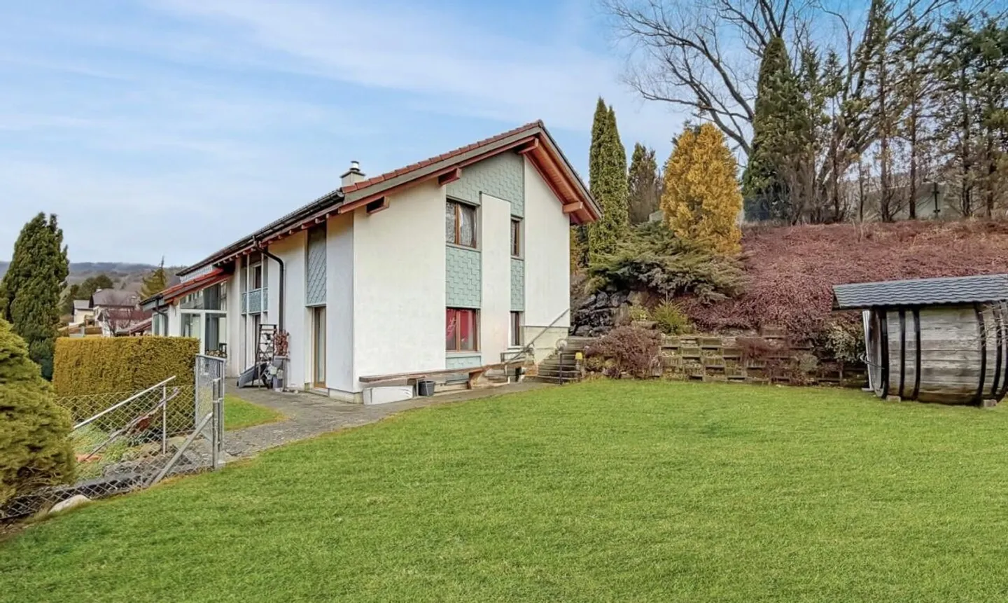 Eine von Licht durchflutete Villa, die zwischen Himmel und Bergen schwebt - Foto 4 von 11