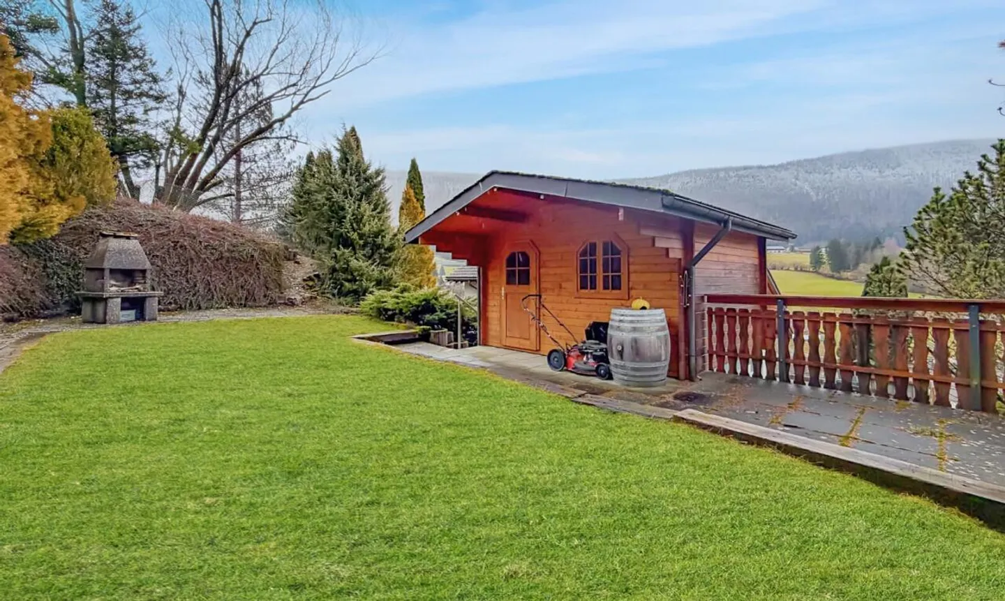 Eine von Licht durchflutete Villa, die zwischen Himmel und Bergen schwebt - Foto 5 von 11