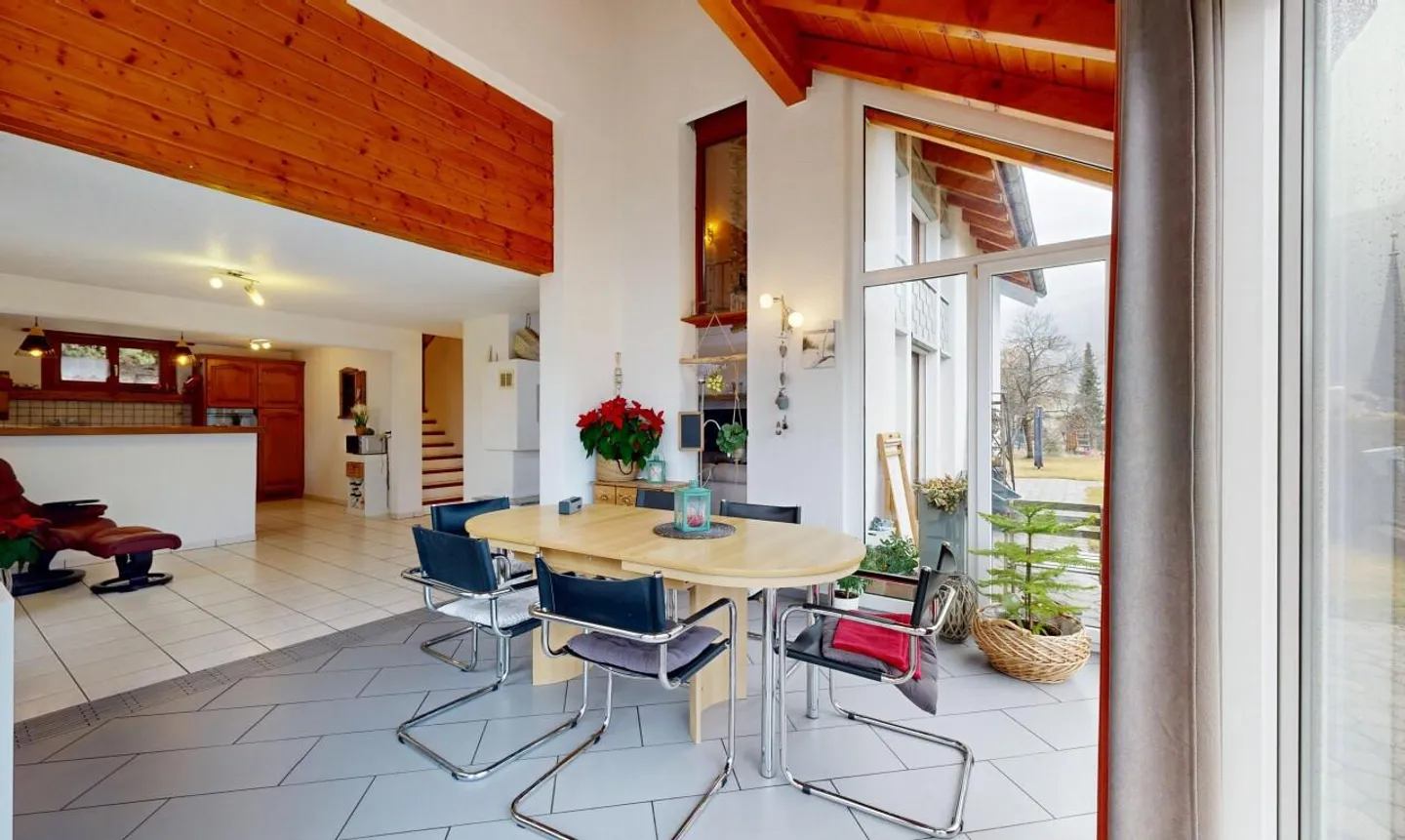 Eine von Licht durchflutete Villa, die zwischen Himmel und Bergen schwebt - Foto 9 von 11