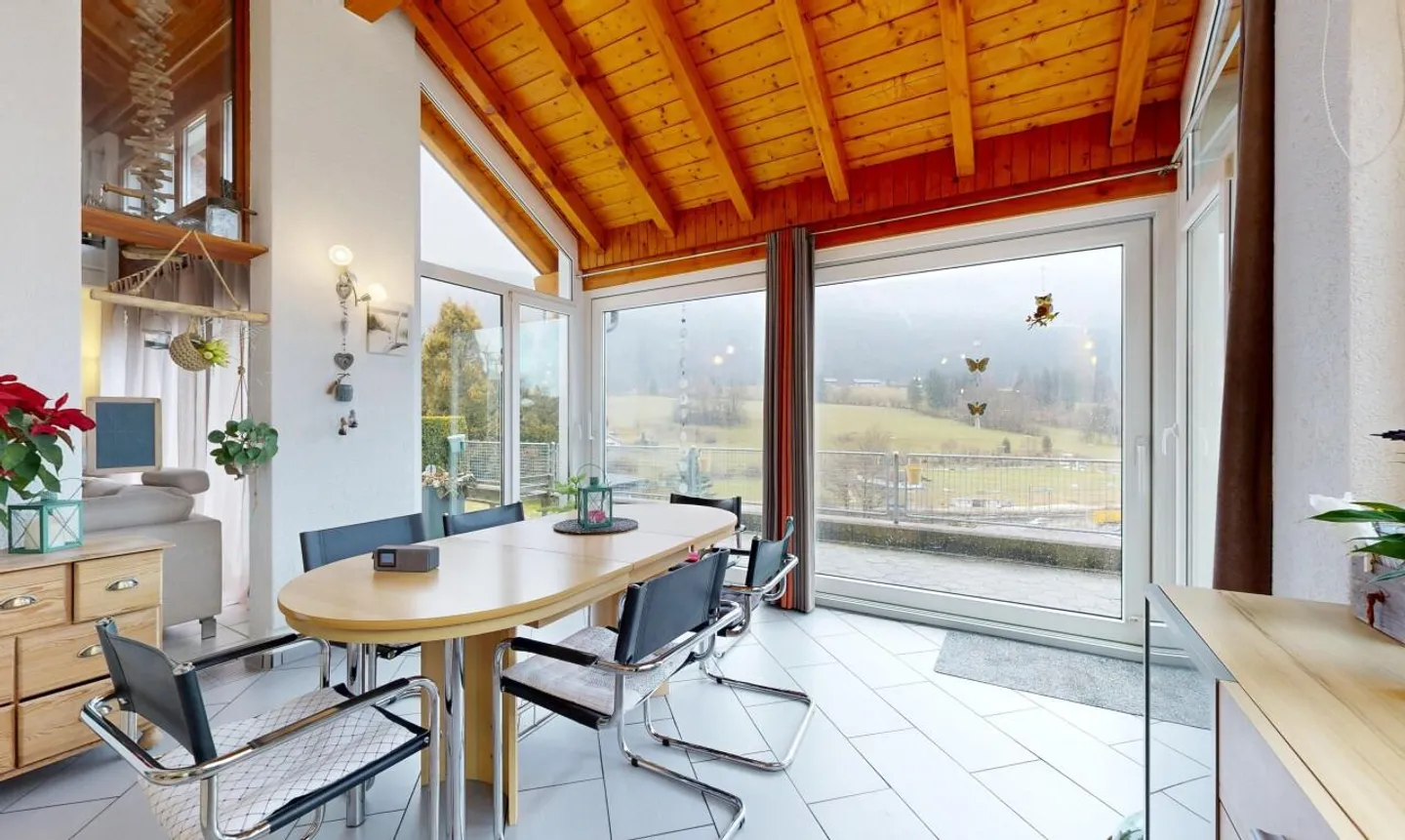 Eine von Licht durchflutete Villa, die zwischen Himmel und Bergen schwebt - Foto 10 von 11