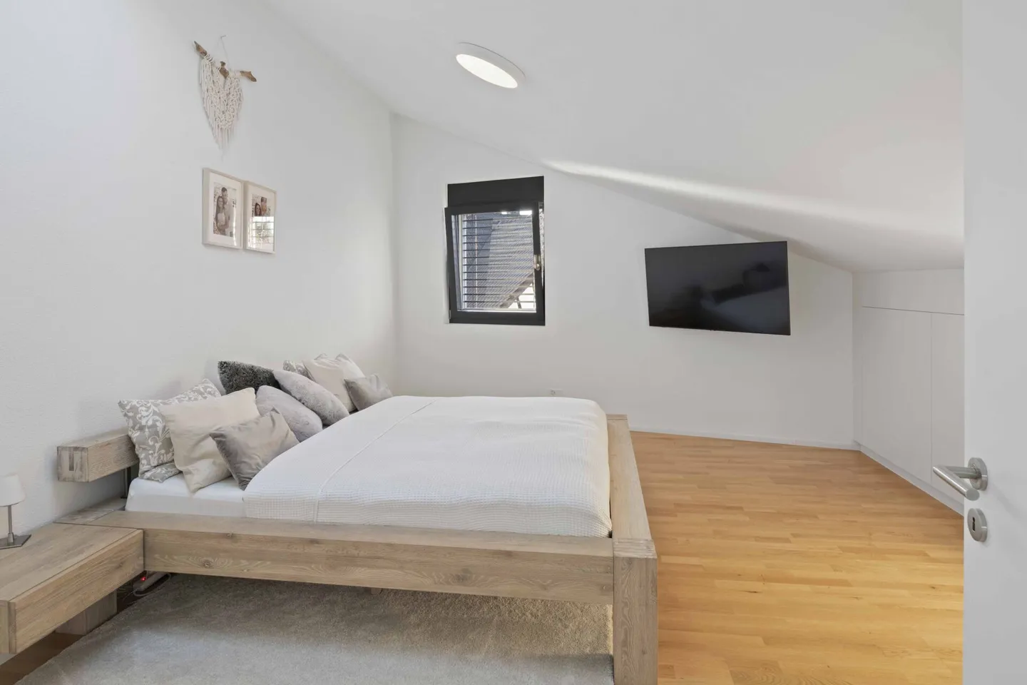 Komfort, Klasse und Charme: 5.5-Zimmer-Dach-Maisonette in Ottenbach - Photo 8 of 18