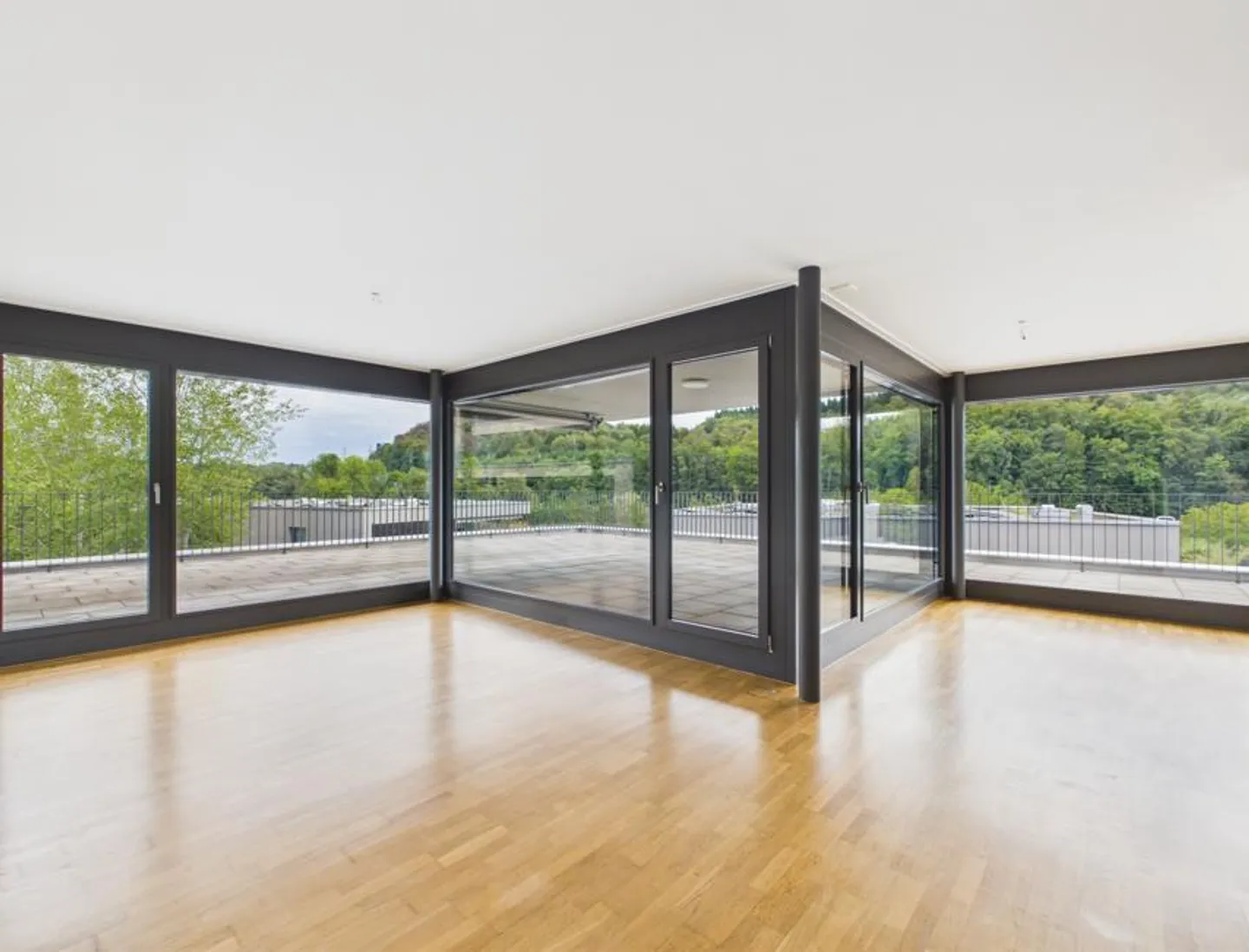 2.5-room attic apartment with spacious terrace - Photo 1 of 8