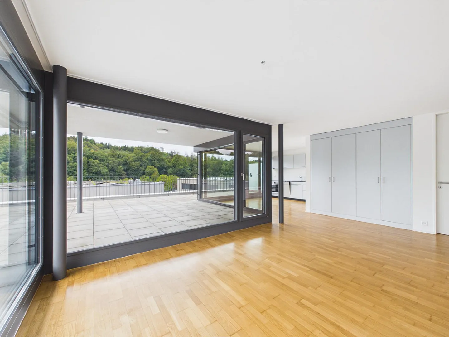 2.5-room attic apartment with spacious terrace - Photo 2 of 8