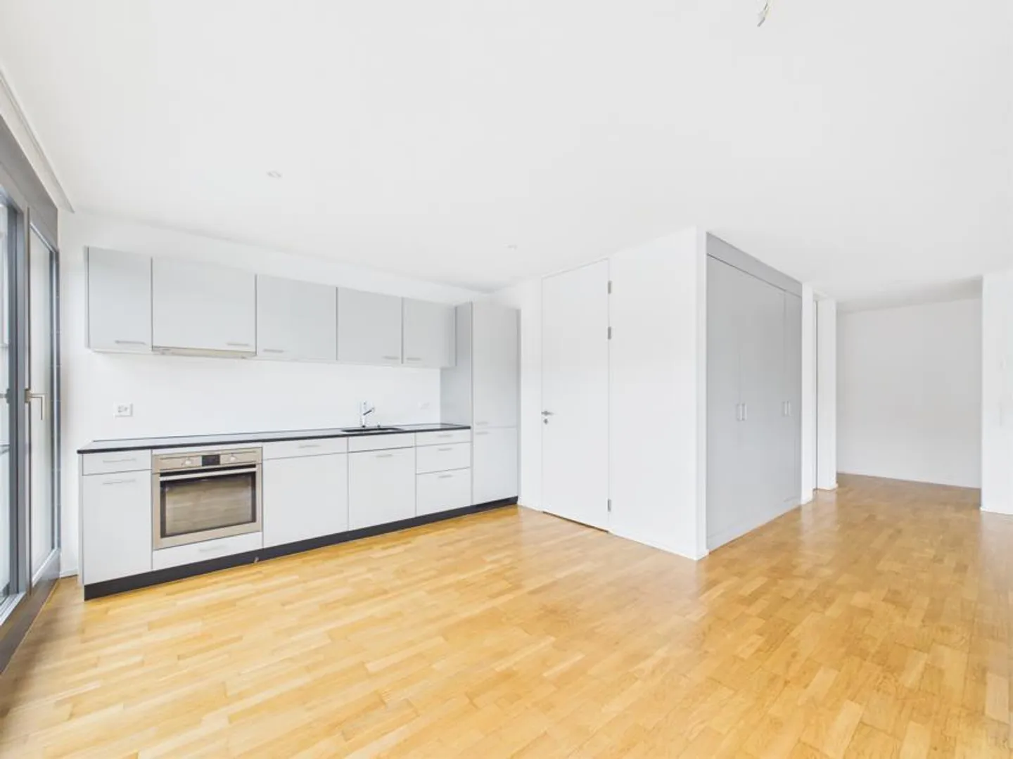 2.5-room attic apartment with spacious terrace - Photo 3 of 8