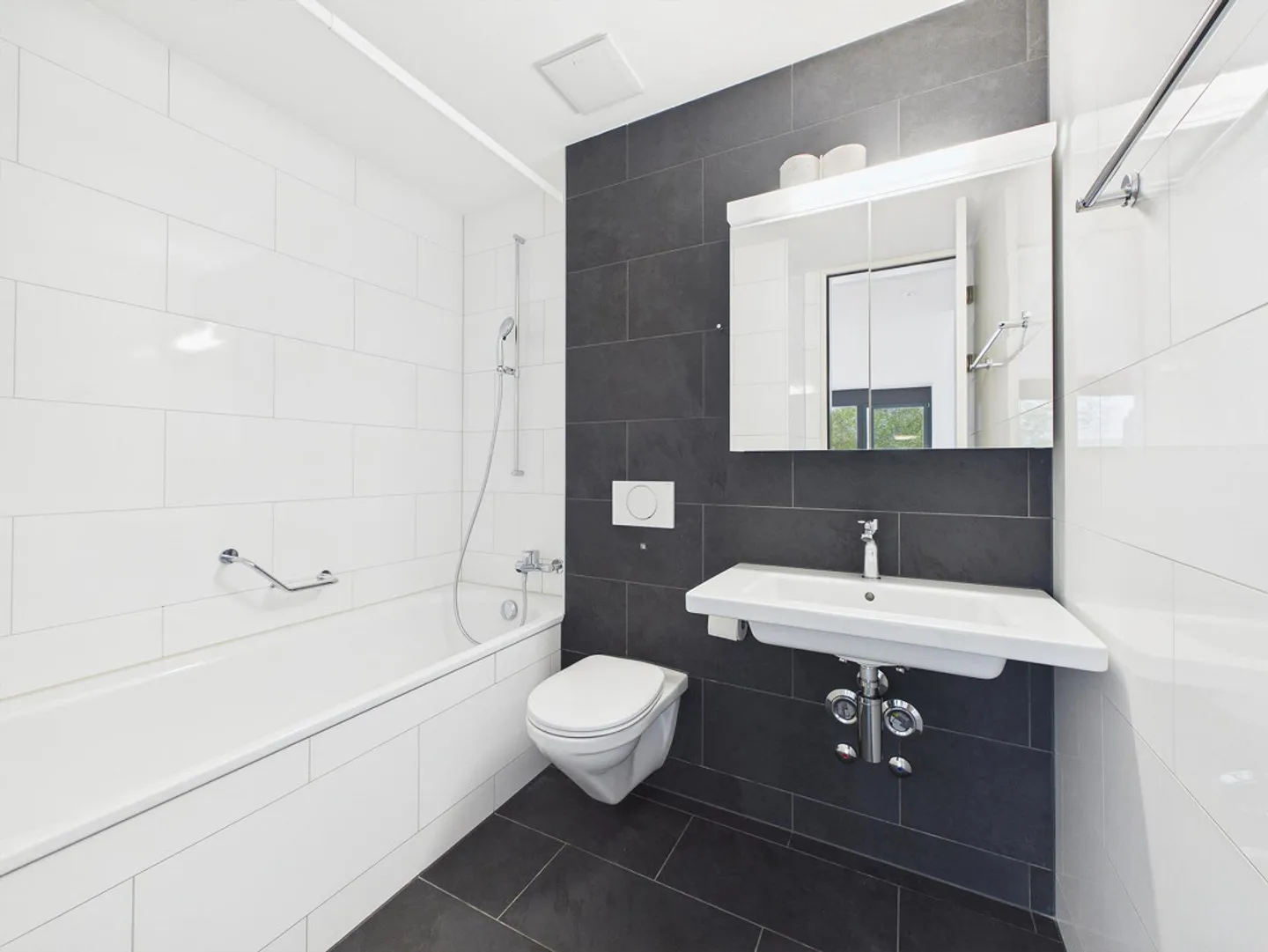 2.5-room attic apartment with spacious terrace - Photo 4 of 8