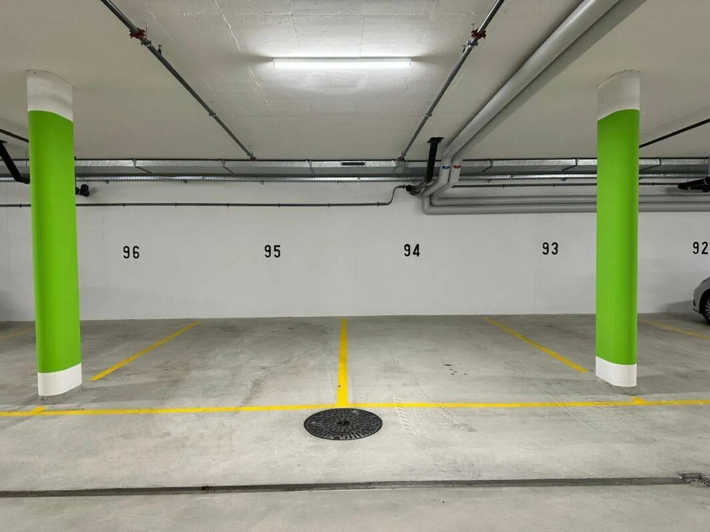 Tiefgaragenparkplätze zu vermieten - Foto 2 von 4