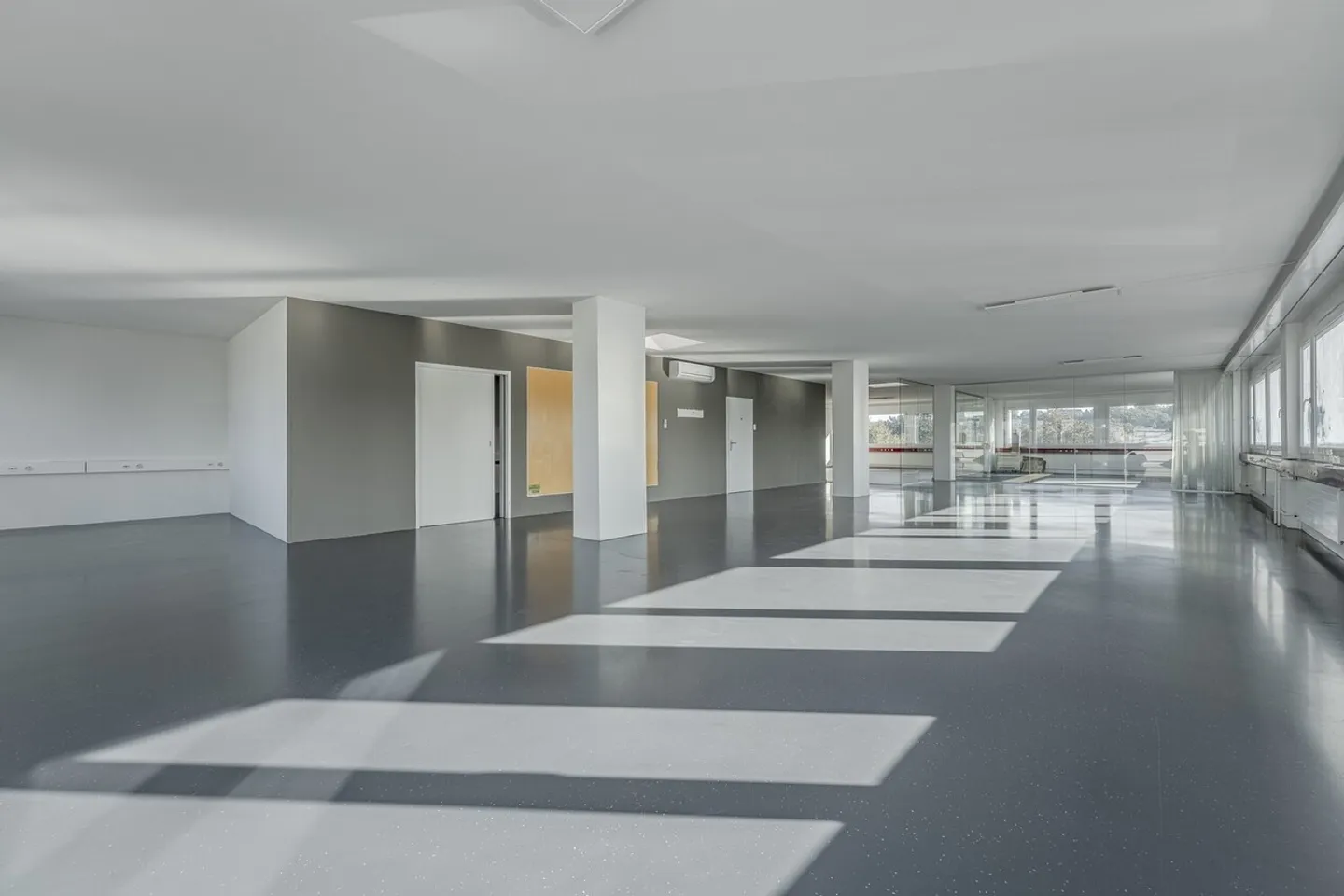 Spazio pronto per essere abitato con un affitto attraente disponibile immediatamente! - Foto 2 di 9