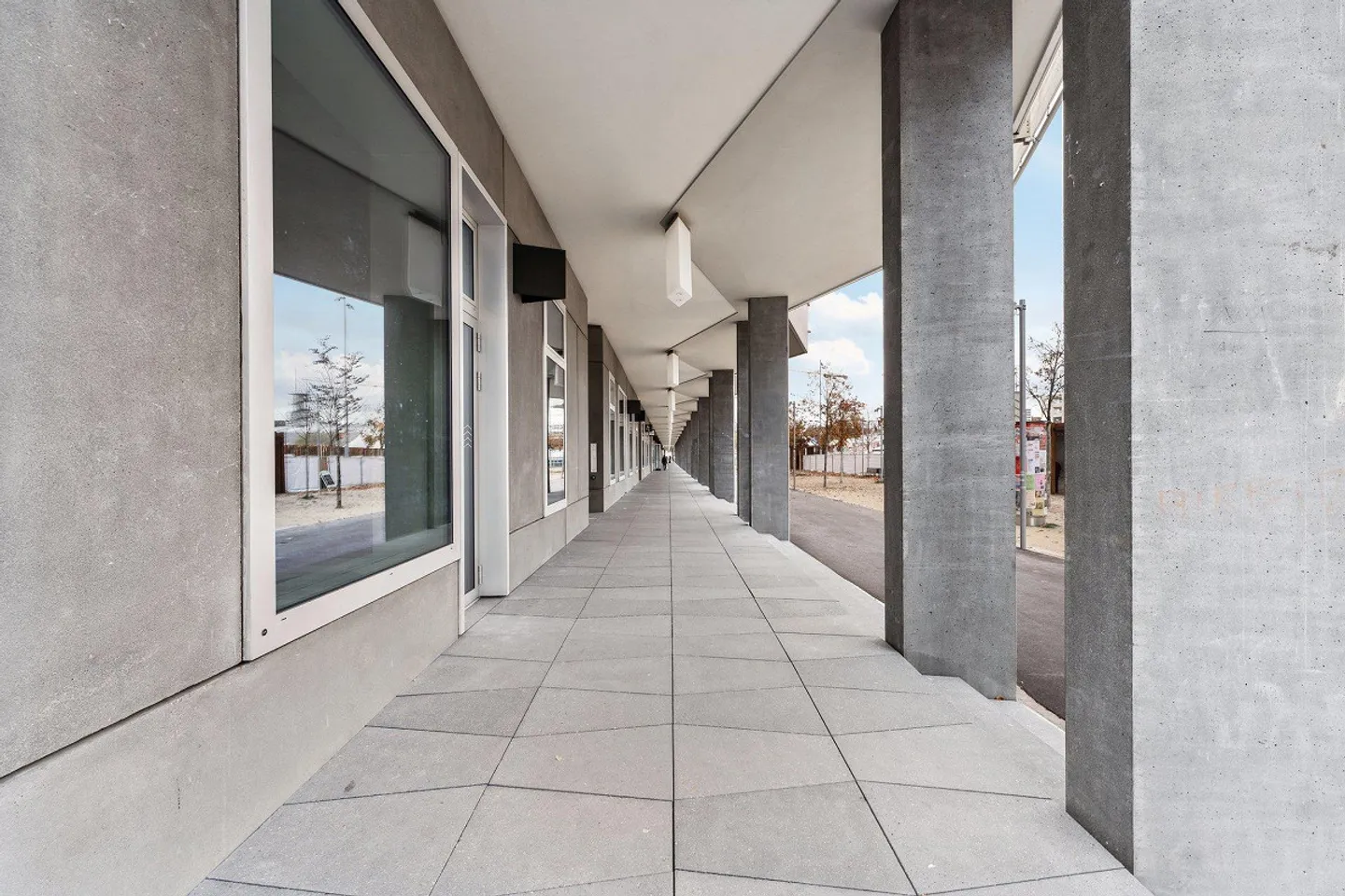 All'Esplanade: Spazio ufficio con balcone e vista - Foto 8 di 10
