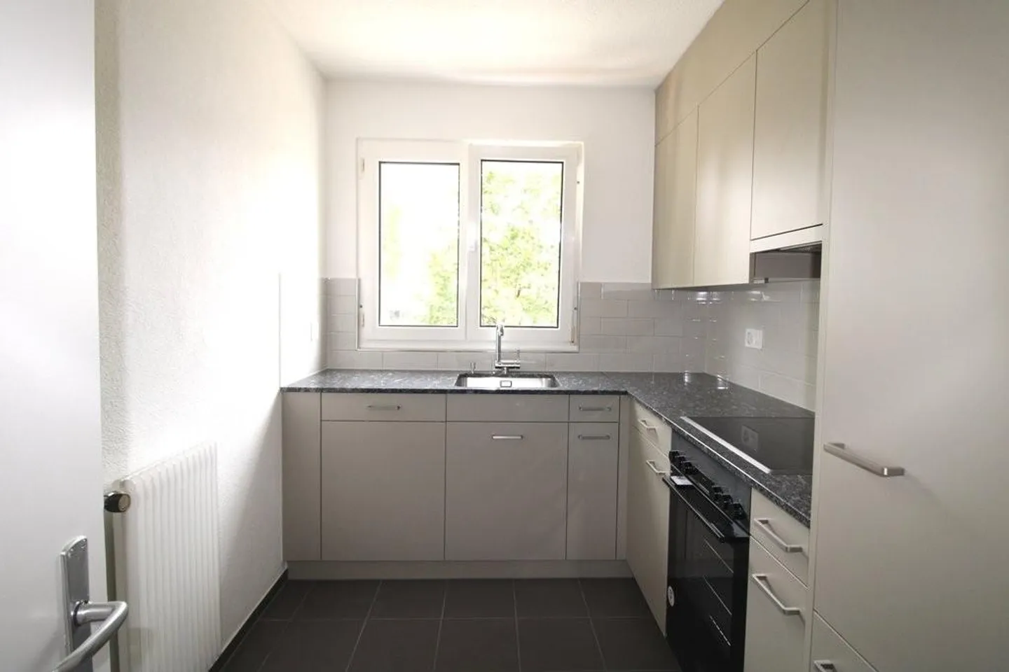 Appartement rénové dans un emplacement calme et ensoleillé - Photo 3 sur 6