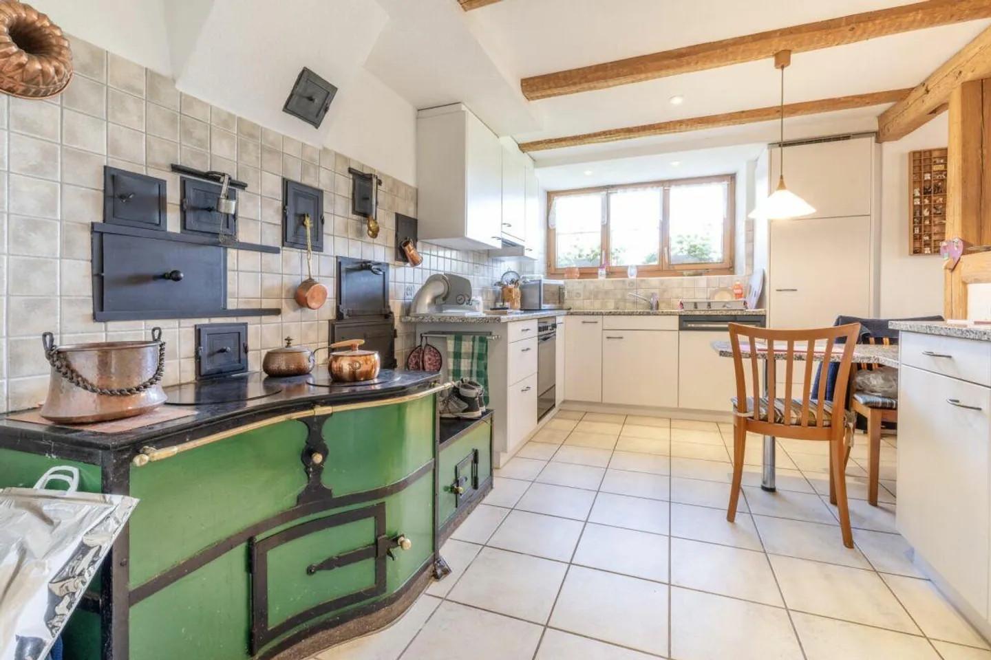 Freistehendes 7.5-Zimmer-Bauernhaus mit grosser Scheune, Garage und... - Foto 5 von 24