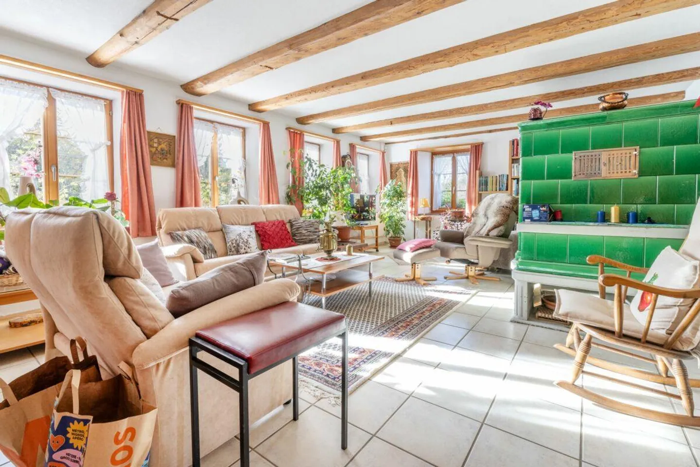 Freistehendes 7.5-Zimmer-Bauernhaus mit grosser Scheune, Garage und... - Foto 3 von 24