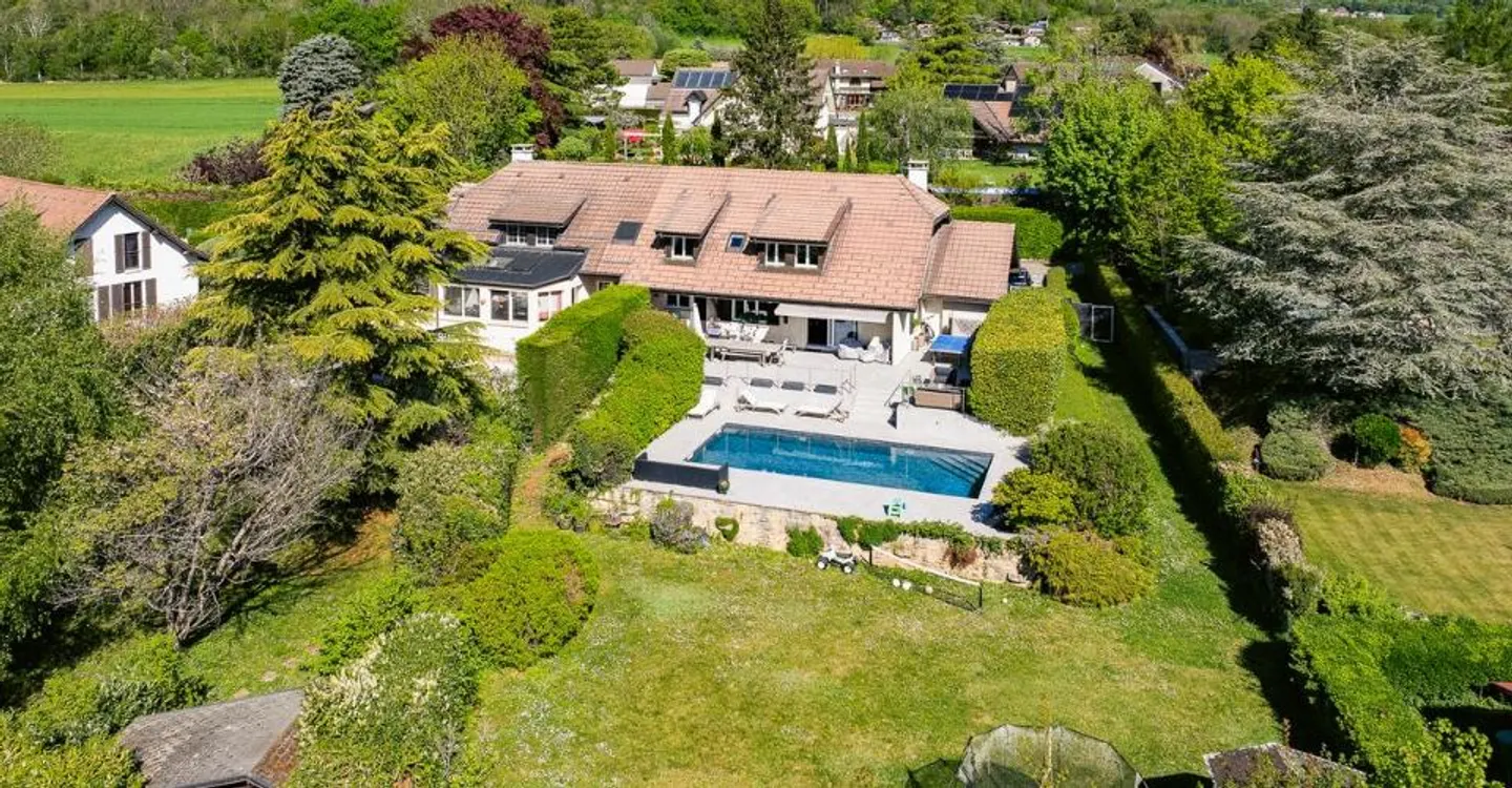 Magnificent renovated twin villa - Photo 1 of 13