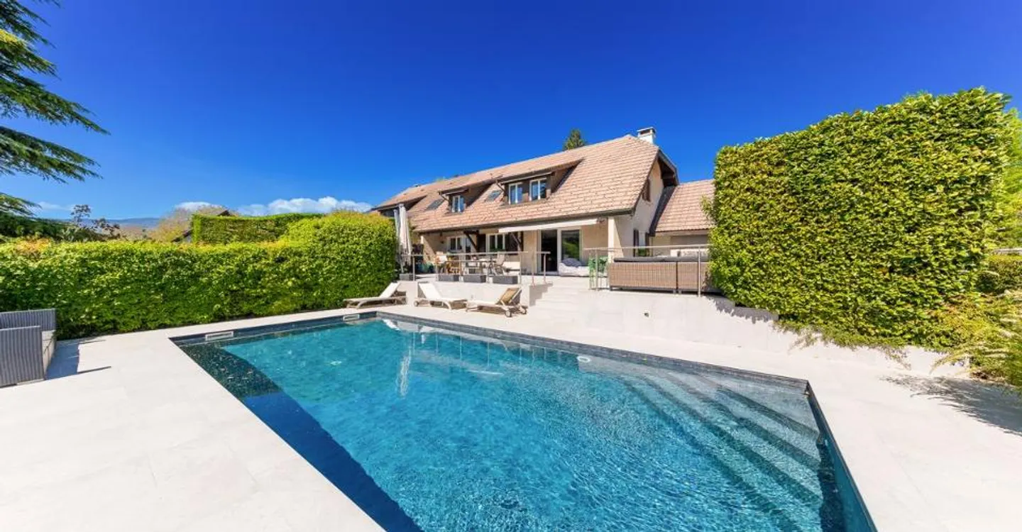 Magnificent renovated twin villa - Photo 2 of 13