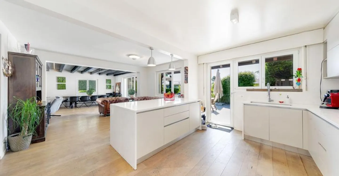 Magnificent renovated twin villa - Photo 3 of 13