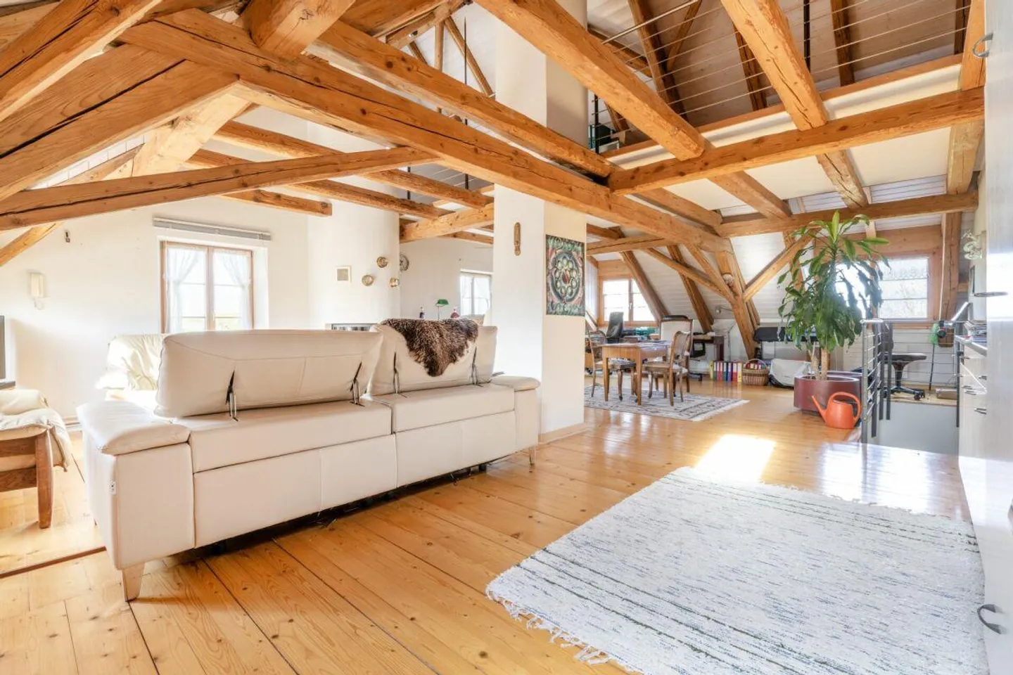 Freistehendes 7.5-Zimmer-Bauernhaus mit grosser Scheune, Garage und... - Foto 15 von 24