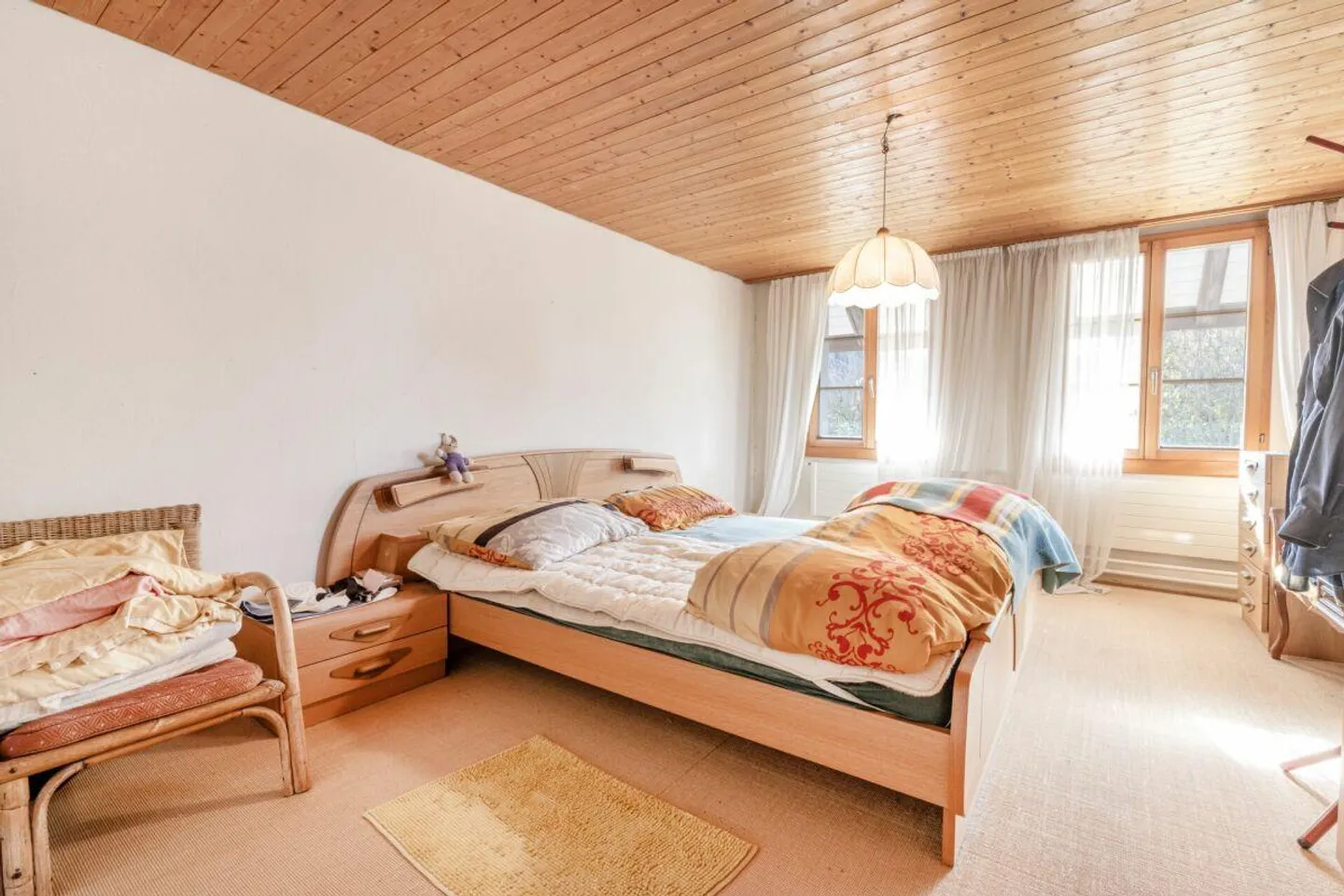 Freistehendes 7.5-Zimmer-Bauernhaus mit grosser Scheune, Garage und... - Foto 12 von 24
