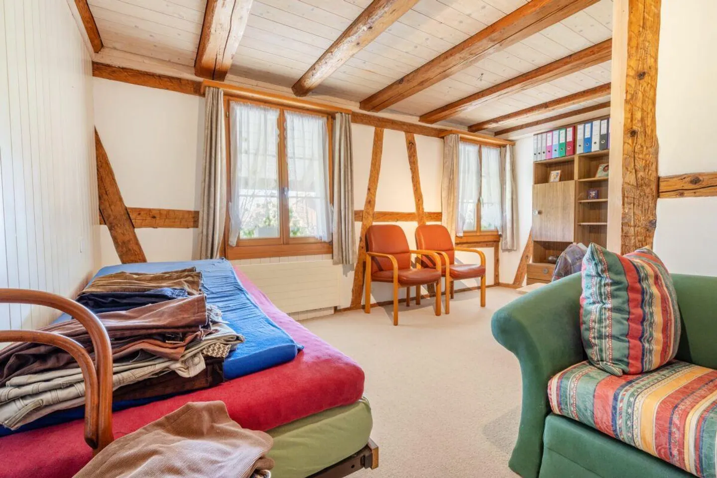 Freistehendes 7.5-Zimmer-Bauernhaus mit grosser Scheune, Garage und... - Foto 13 von 24