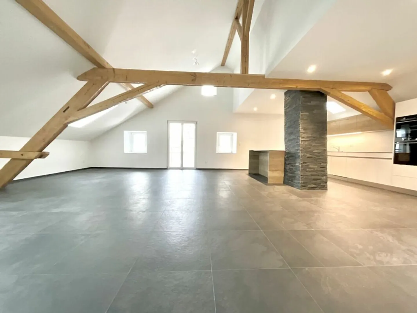 Beautiful penthouse apartment with loggia - Photo 2 of 10