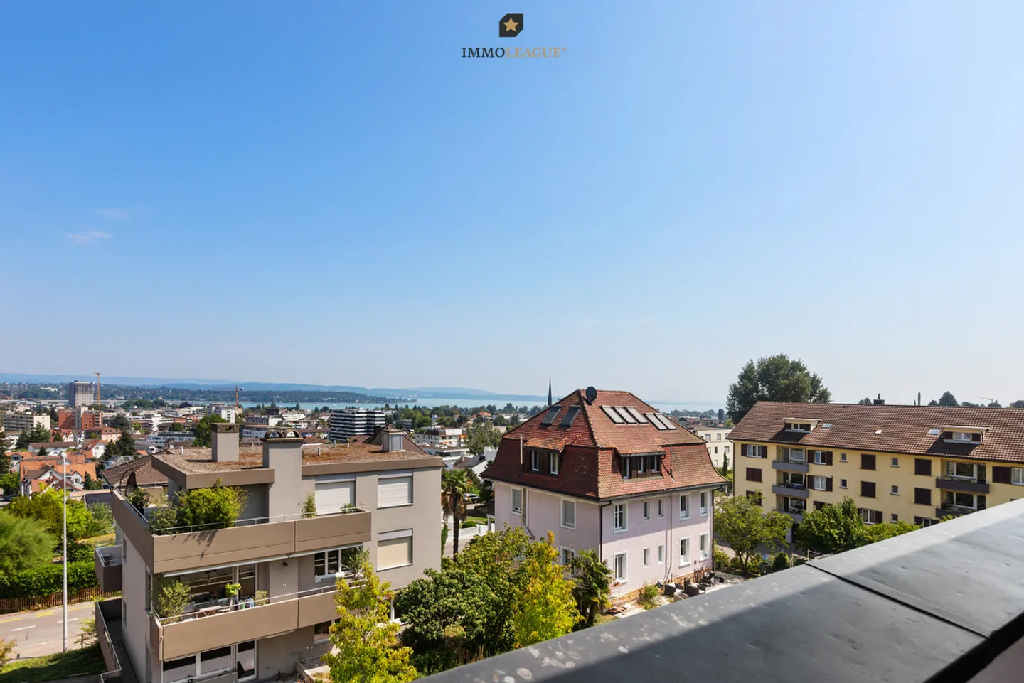 Vivre au-dessus des toits avec vue sur le lac. - Photo 1 sur 12