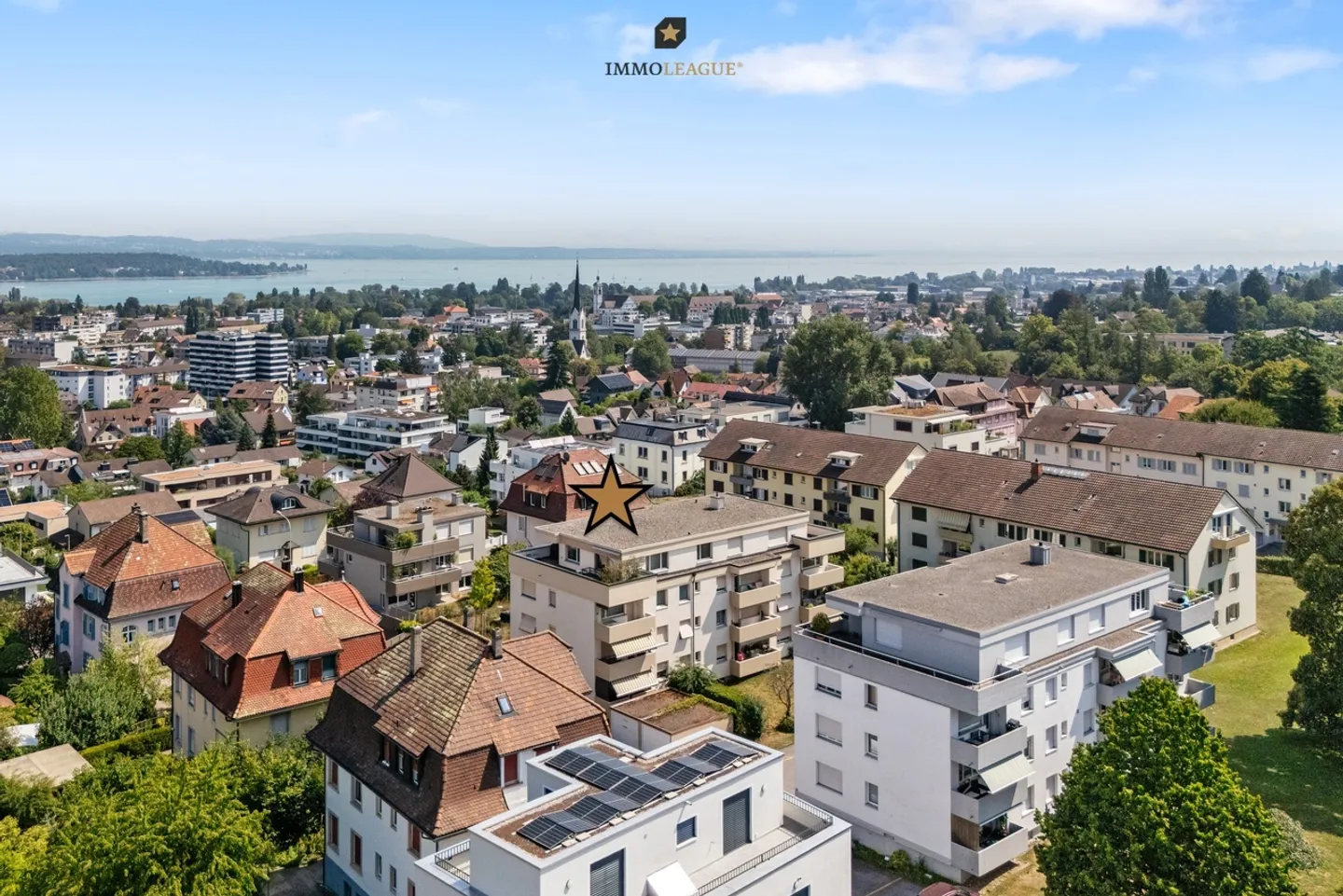 Vivre au-dessus des toits avec vue sur le lac. - Photo 9 sur 12