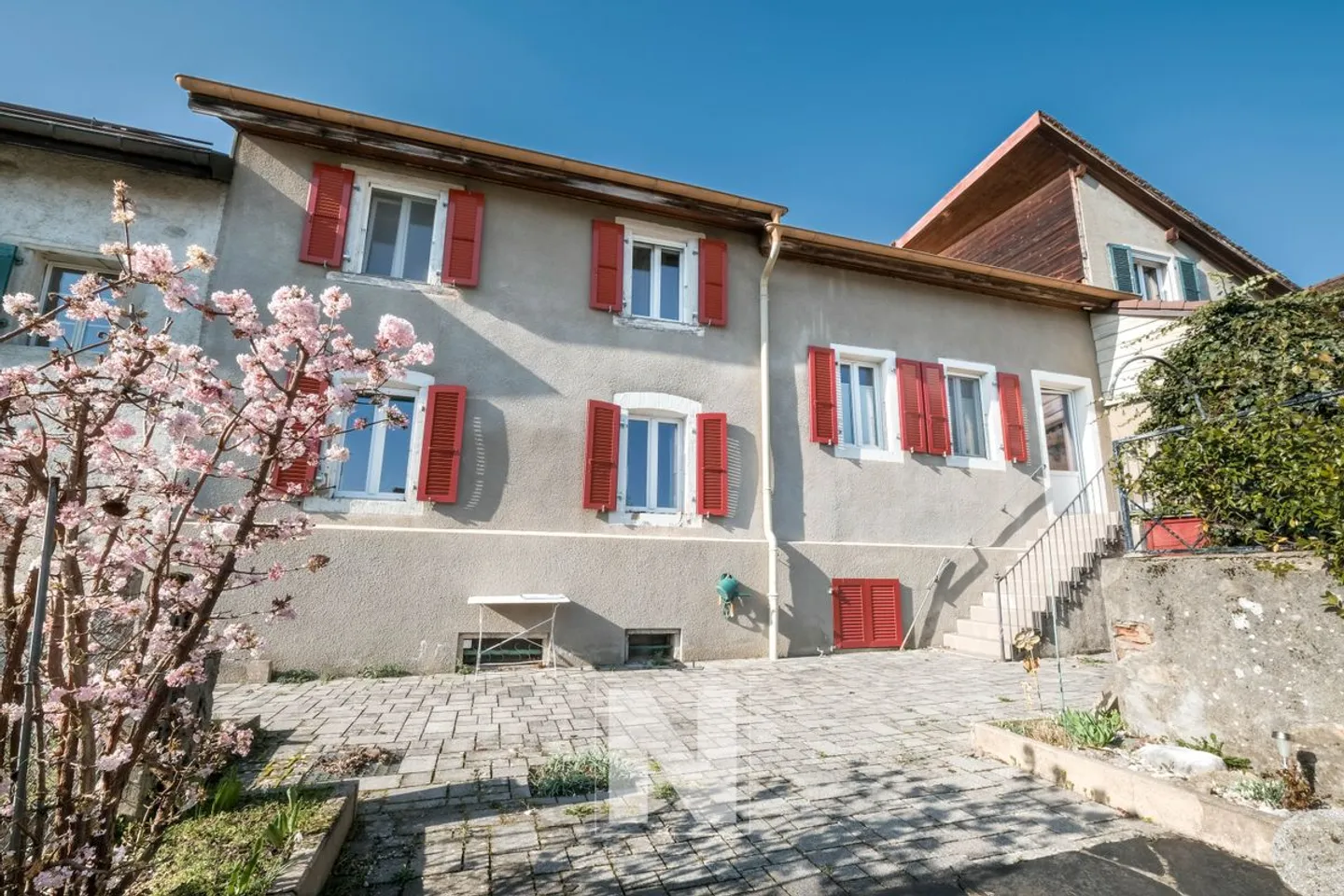 Begnins - Village house with 5.5 rooms and 163m2 of living space with expansion potential - Photo 3 of 13