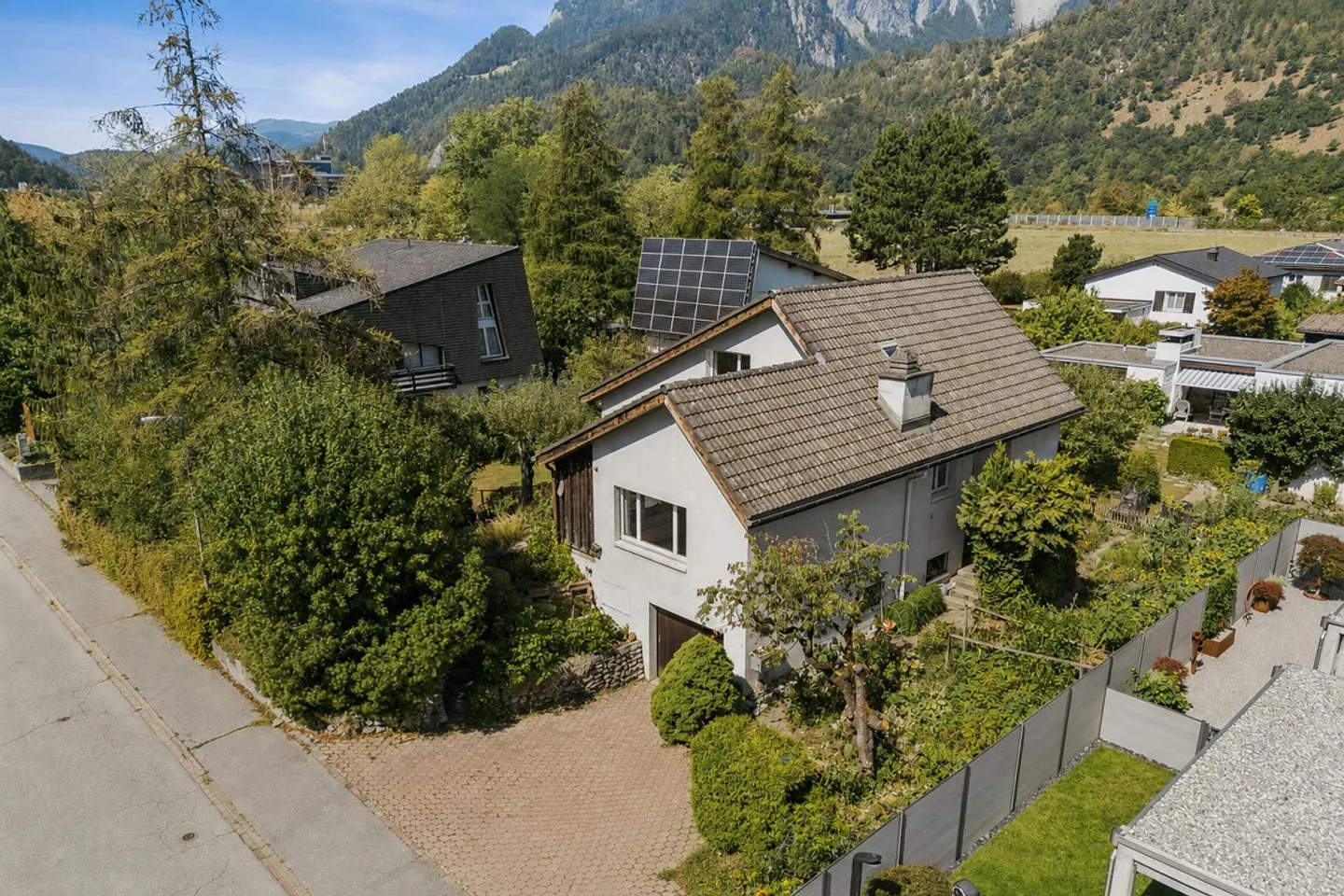 Single-family house with a separate apartment and garden - Photo 1 of 4