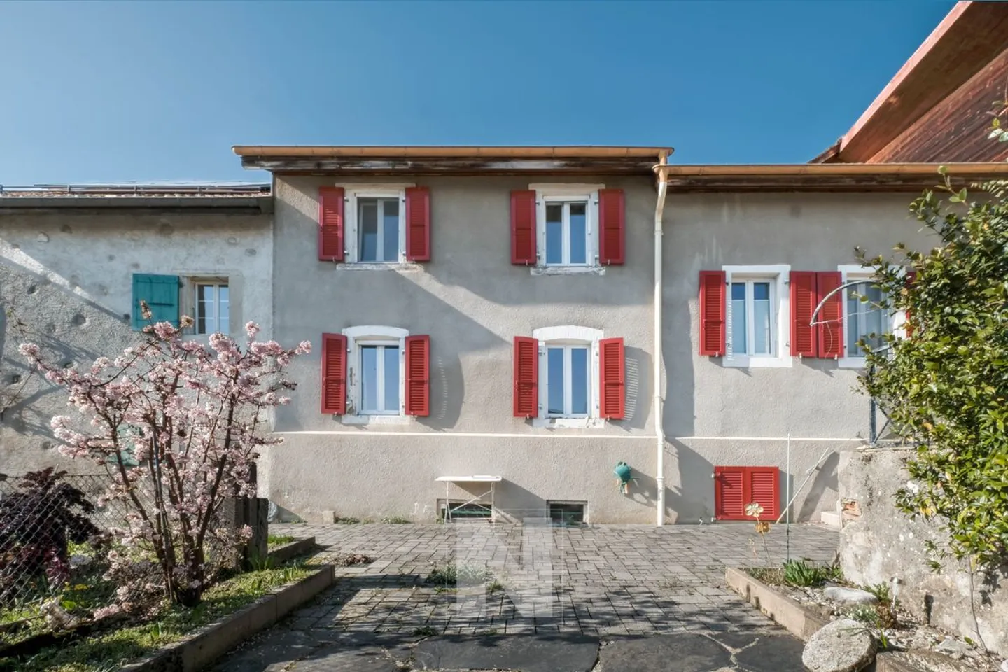 Begnins - Village house with 5.5 rooms and 163m2 of living space with expansion potential - Photo 2 of 13