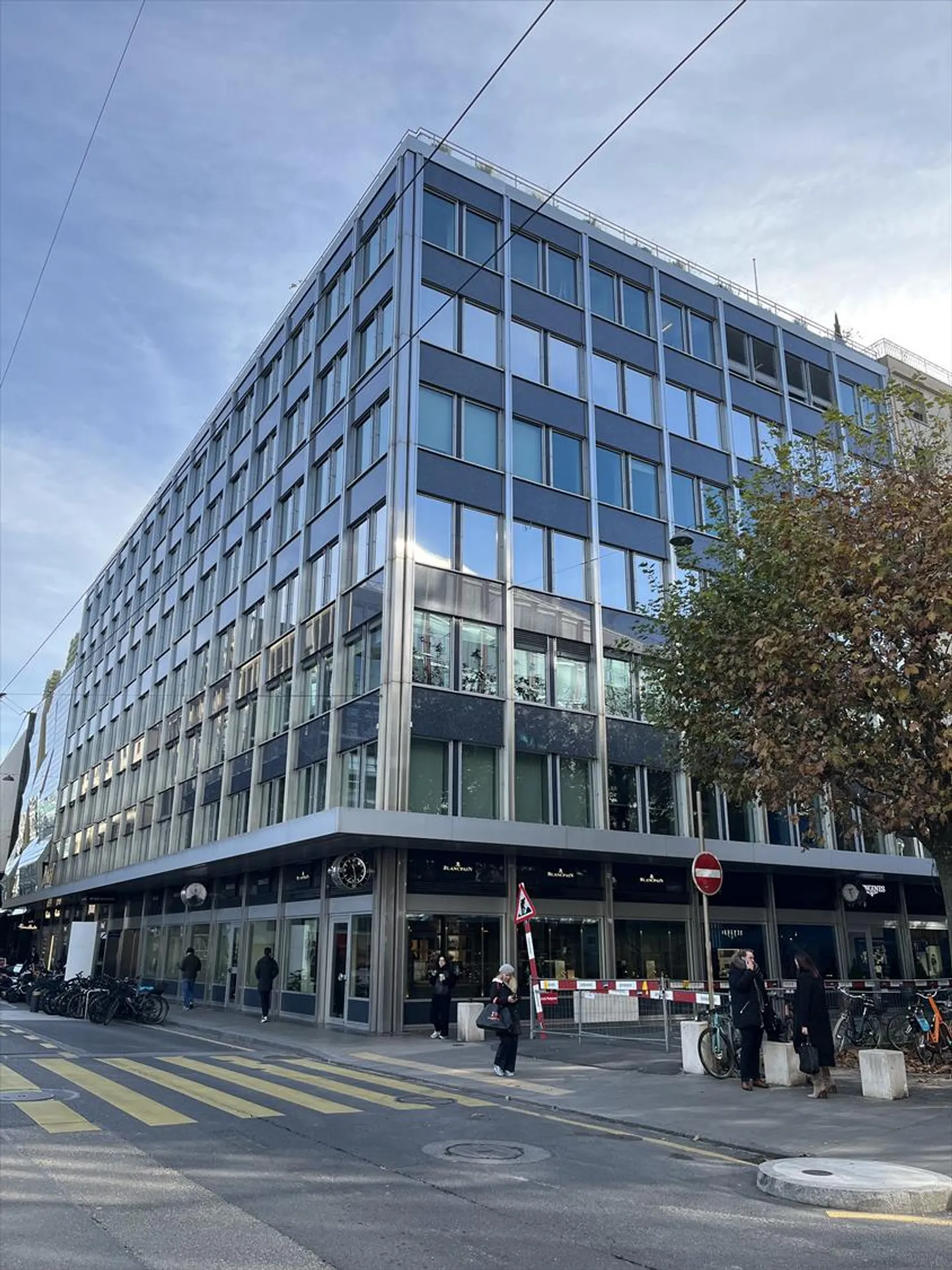 Bureaux magnifiques sur la Rue du Rhône avec vue dégagée sur la baie - Photo 2 sur 2