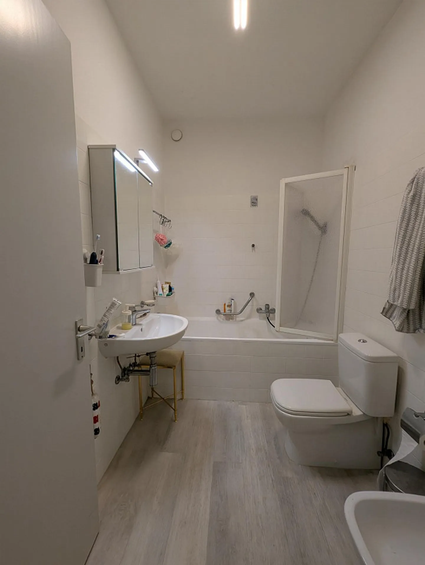 ACCOGLIENTE APPARTAMENTO DI 3.5 LOCALI CON TERRAZZA E GIARDINO" - Foto 4 di 13