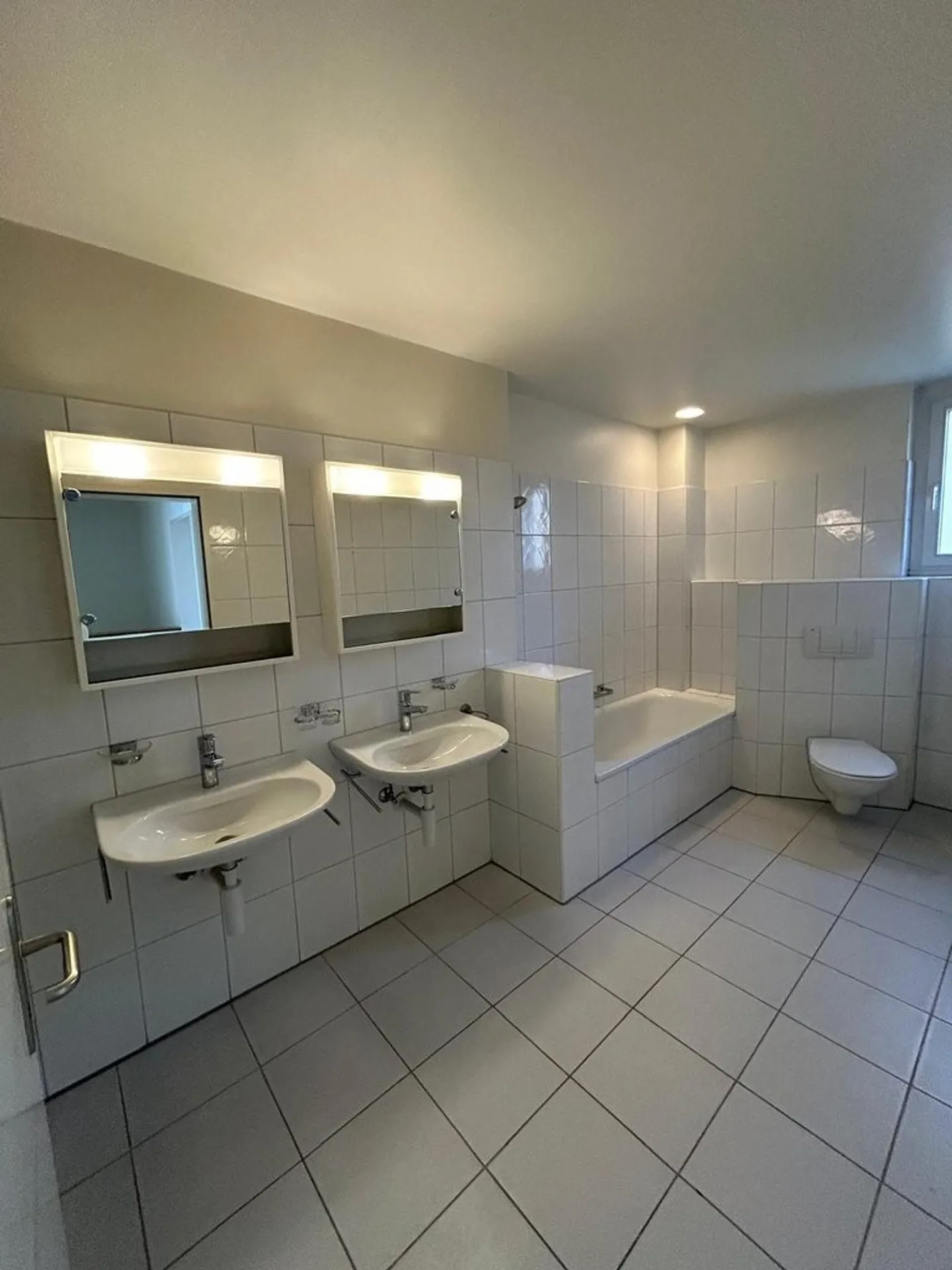Vivre dans la nature - Appartement spacieux de 4,5 pièces avec terrasse de jardin - Photo 2 sur 12