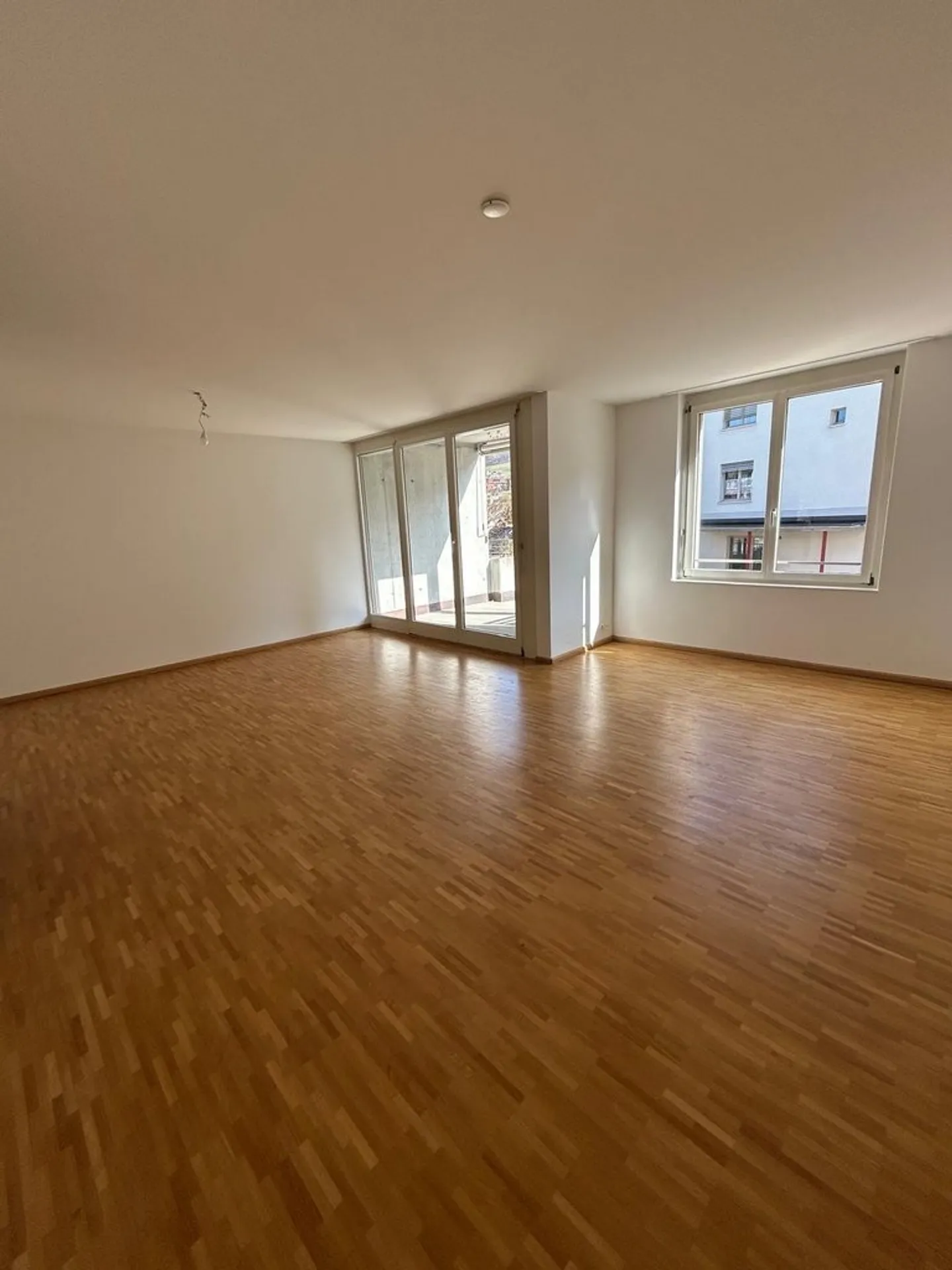Vivre dans la nature - Appartement spacieux de 4,5 pièces avec terrasse de jardin - Photo 4 sur 12
