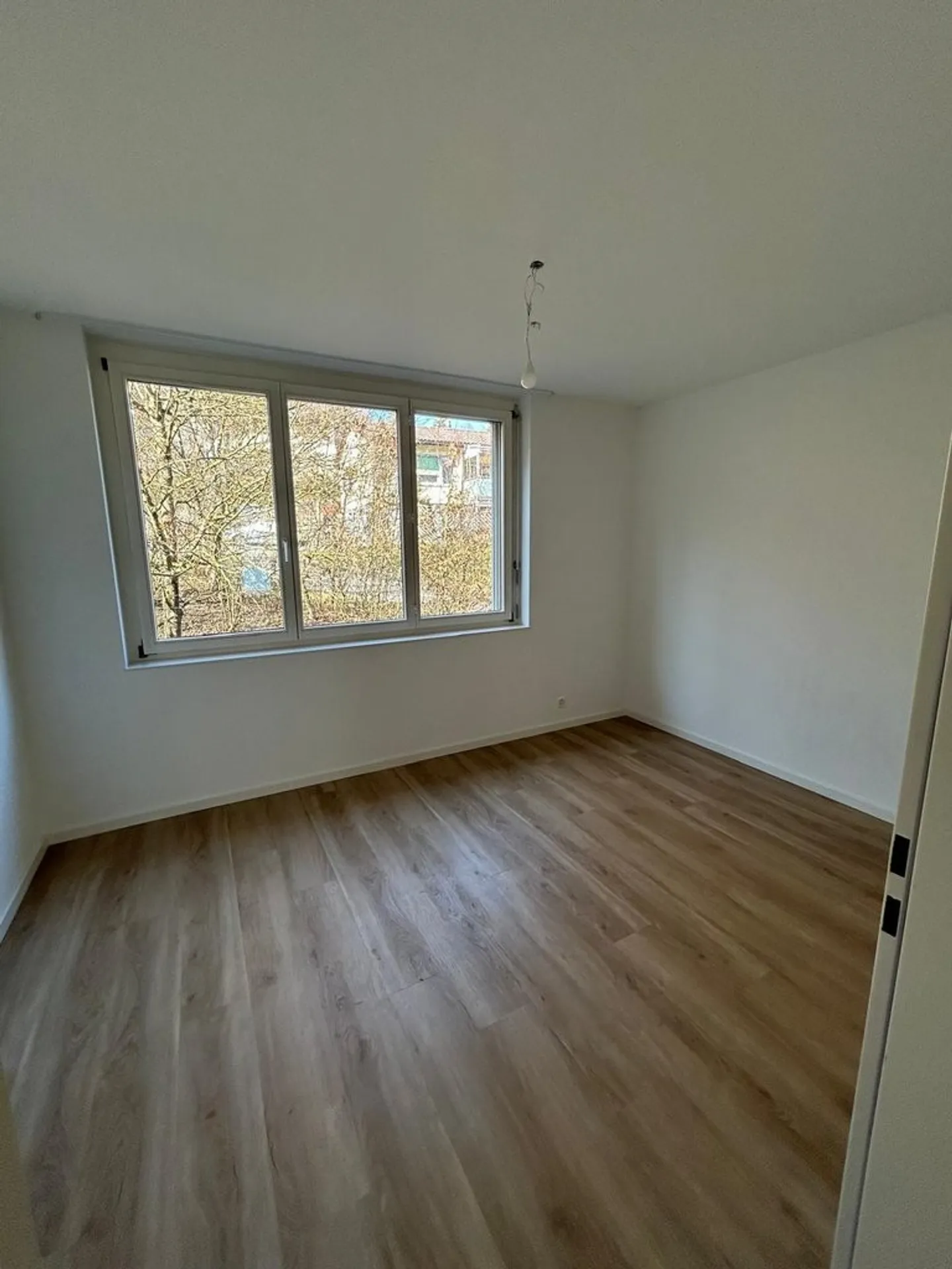 Vivre dans la nature - Appartement spacieux de 4,5 pièces avec terrasse de jardin - Photo 5 sur 12