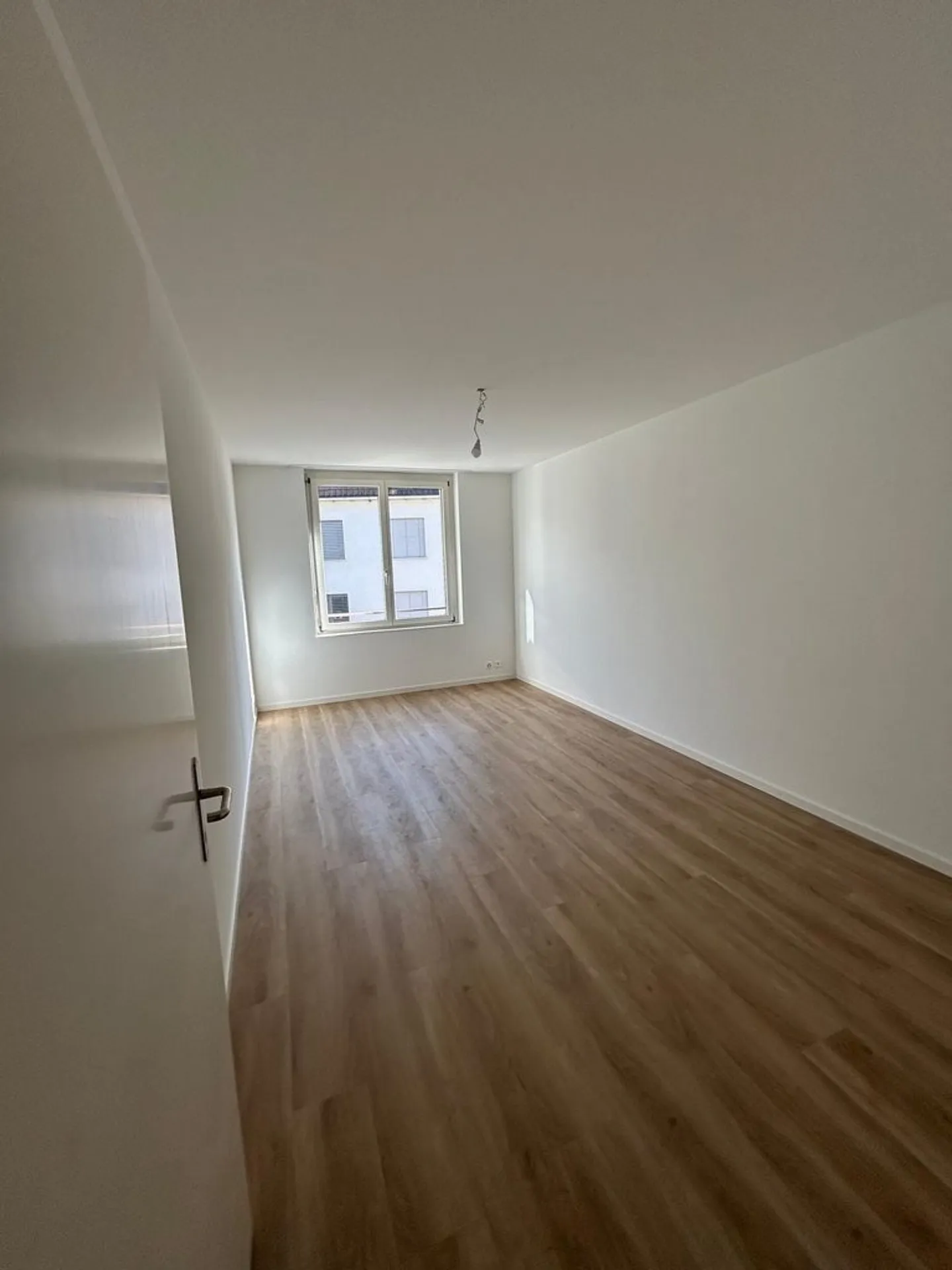 Vivre dans la nature - Appartement spacieux de 4,5 pièces avec terrasse de jardin - Photo 7 sur 12