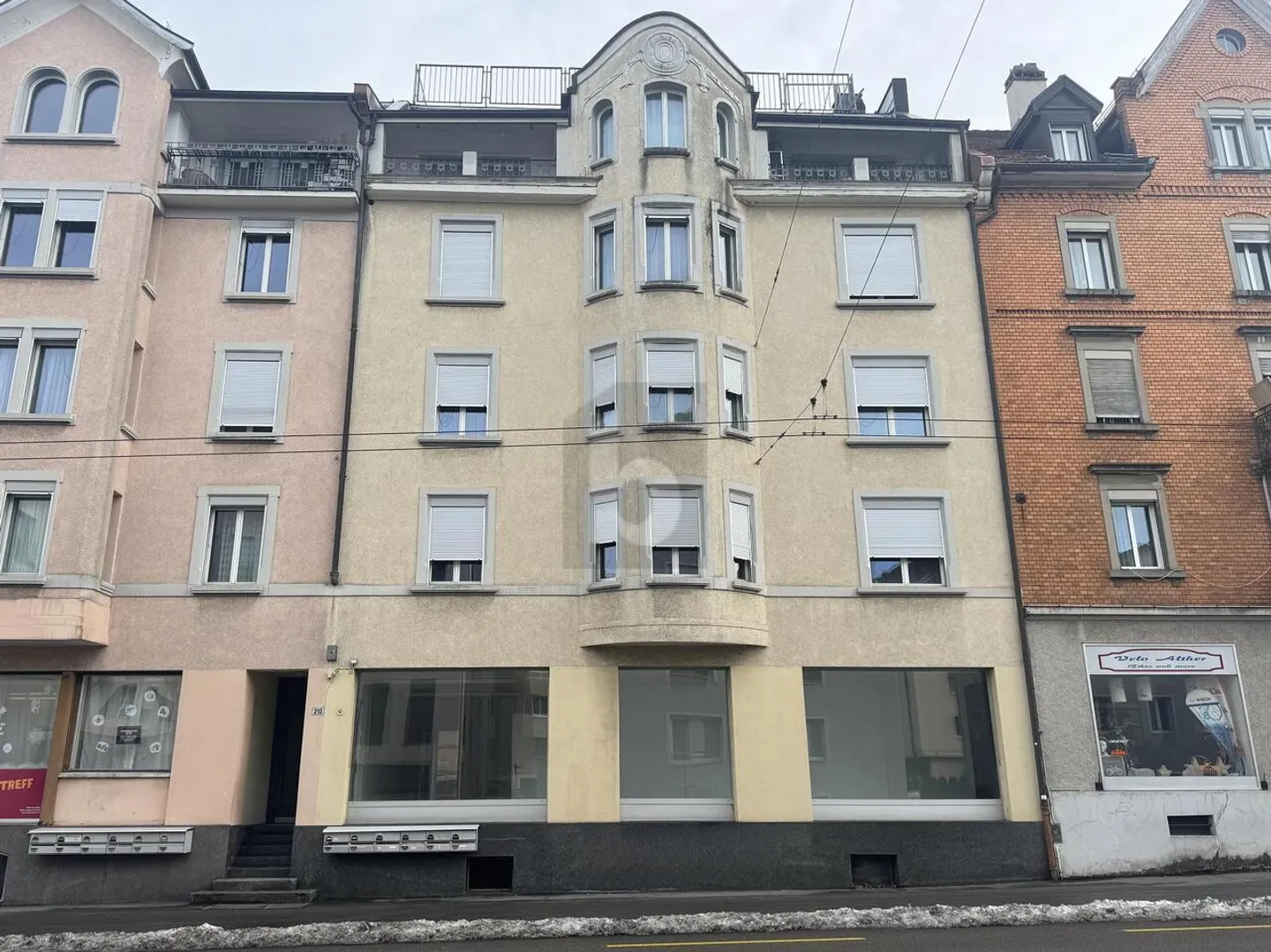 AN TOP LAGE MIT GROSSEM SCHAUFENSTER - Foto 1 von 6