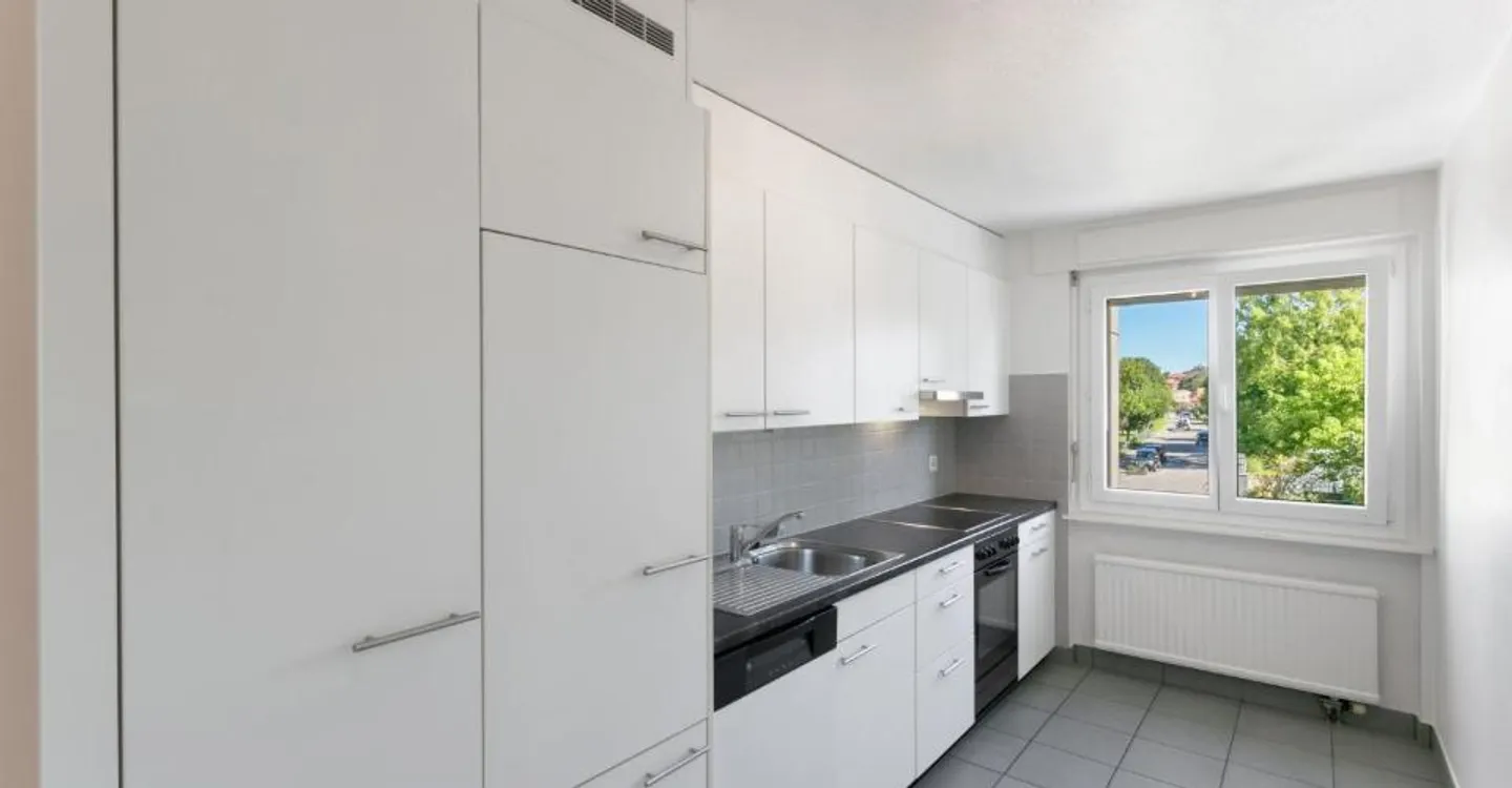Charming Apartment Near Schools - Photo 3 of 7