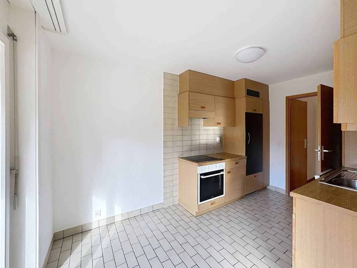 Spacious 3.5 rooms on 1 level of 79 m2 + large balcony - Photo 5 of 10