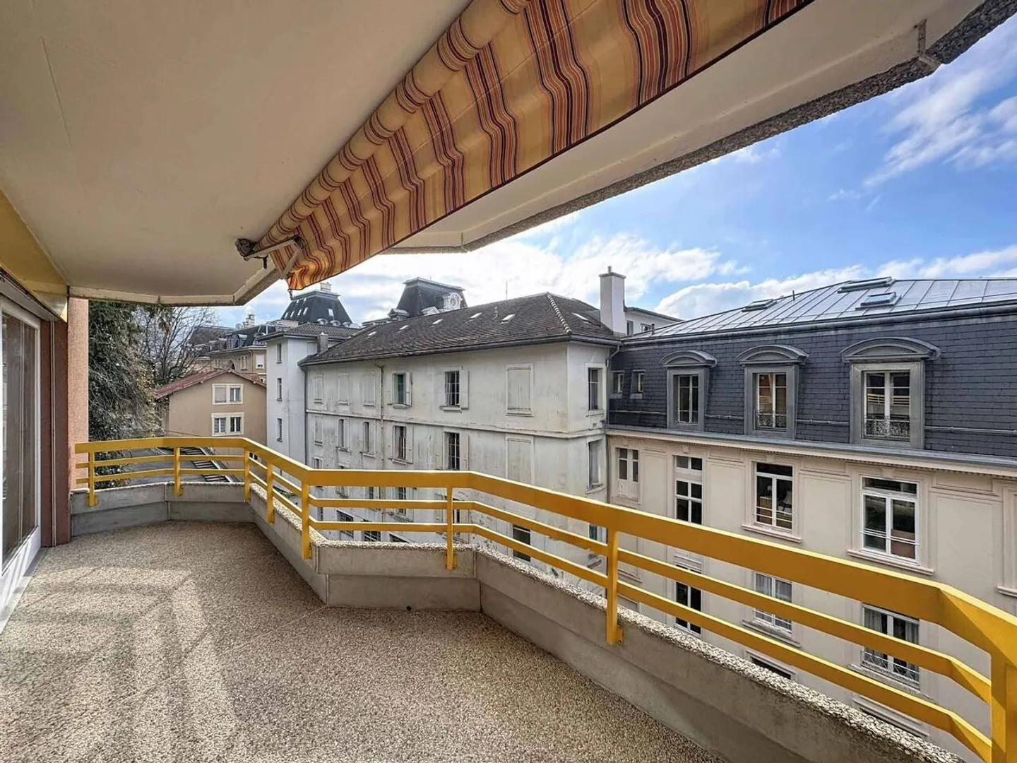 Spacious 3.5 rooms on 1 level of 79 m2 + large balcony - Photo 2 of 10