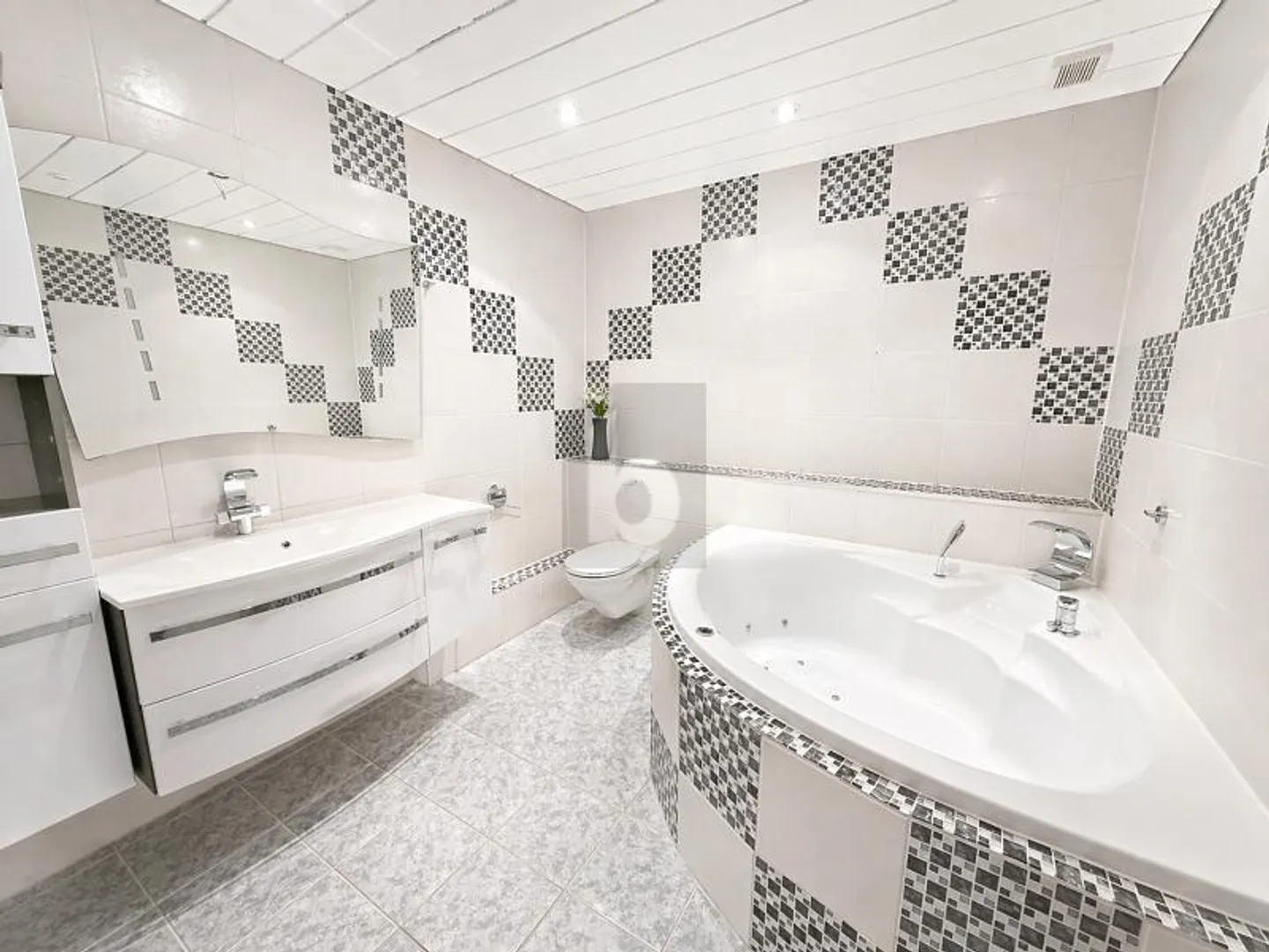 VERSATILE USAGE WITH KITCHEN AND BATHROOM - Photo 3 of 5
