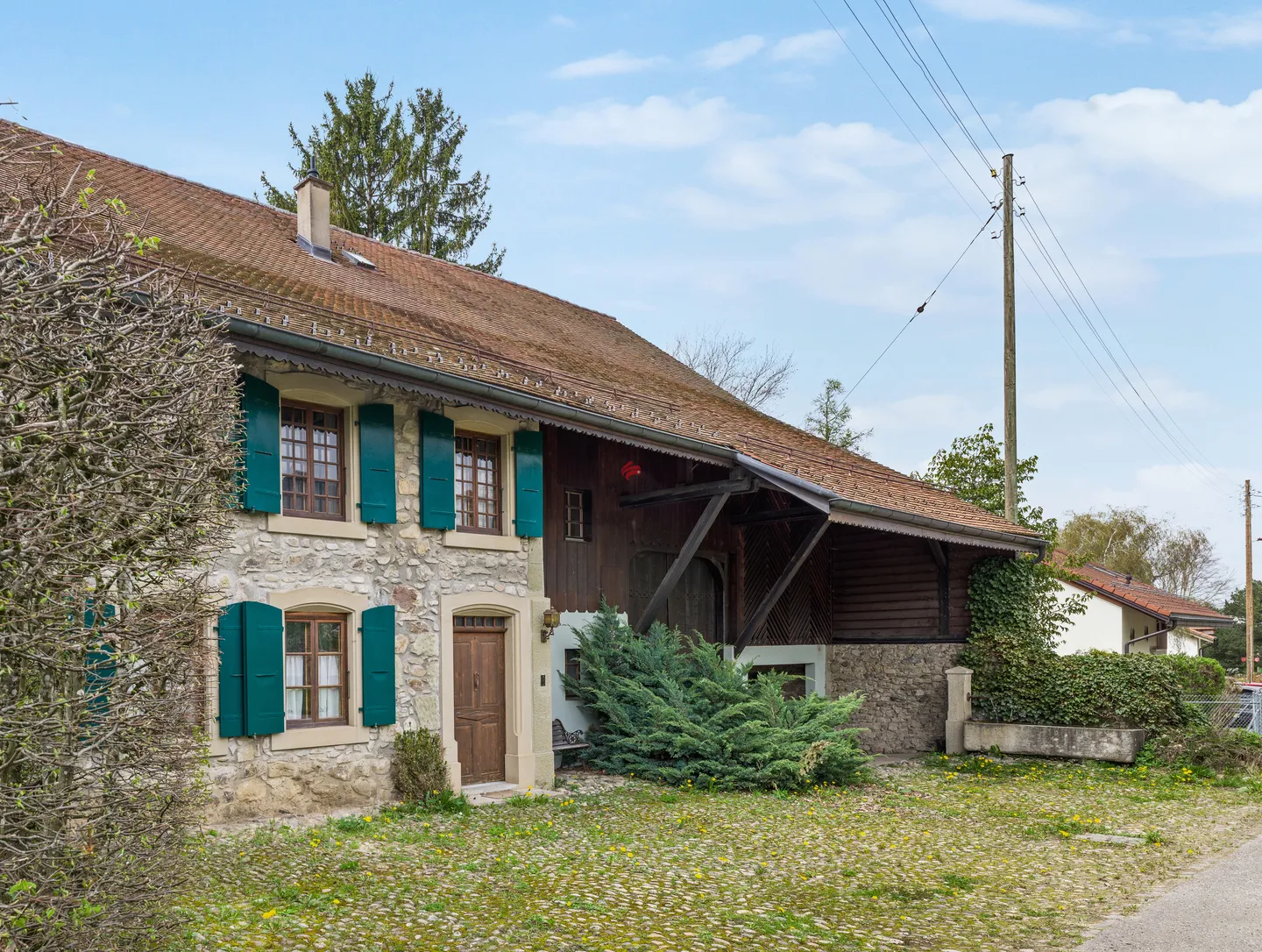 Sehr schönes Waadtländer Bauernhaus mit 6,5 Zimmern, Scheune und großem Grundstück! - Foto 2 von 9