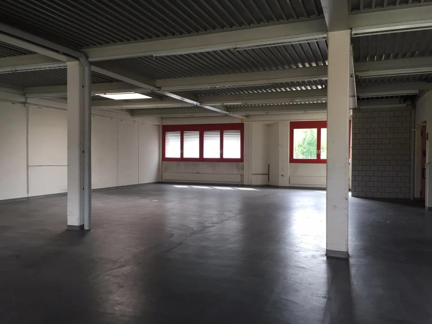 Large commercial space seeks creative pop-up businesses - Photo 2 of 9