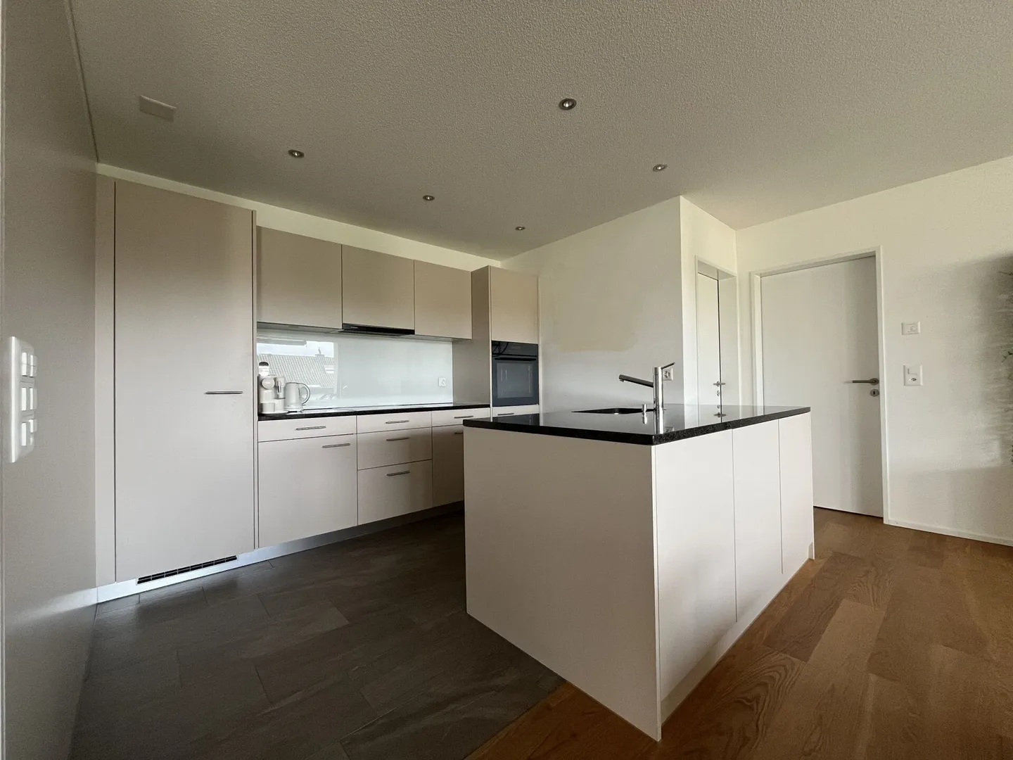 Appartement moderne et lumineux de 3,5 pièces au rez-de-chaussée - Photo 3 sur 12