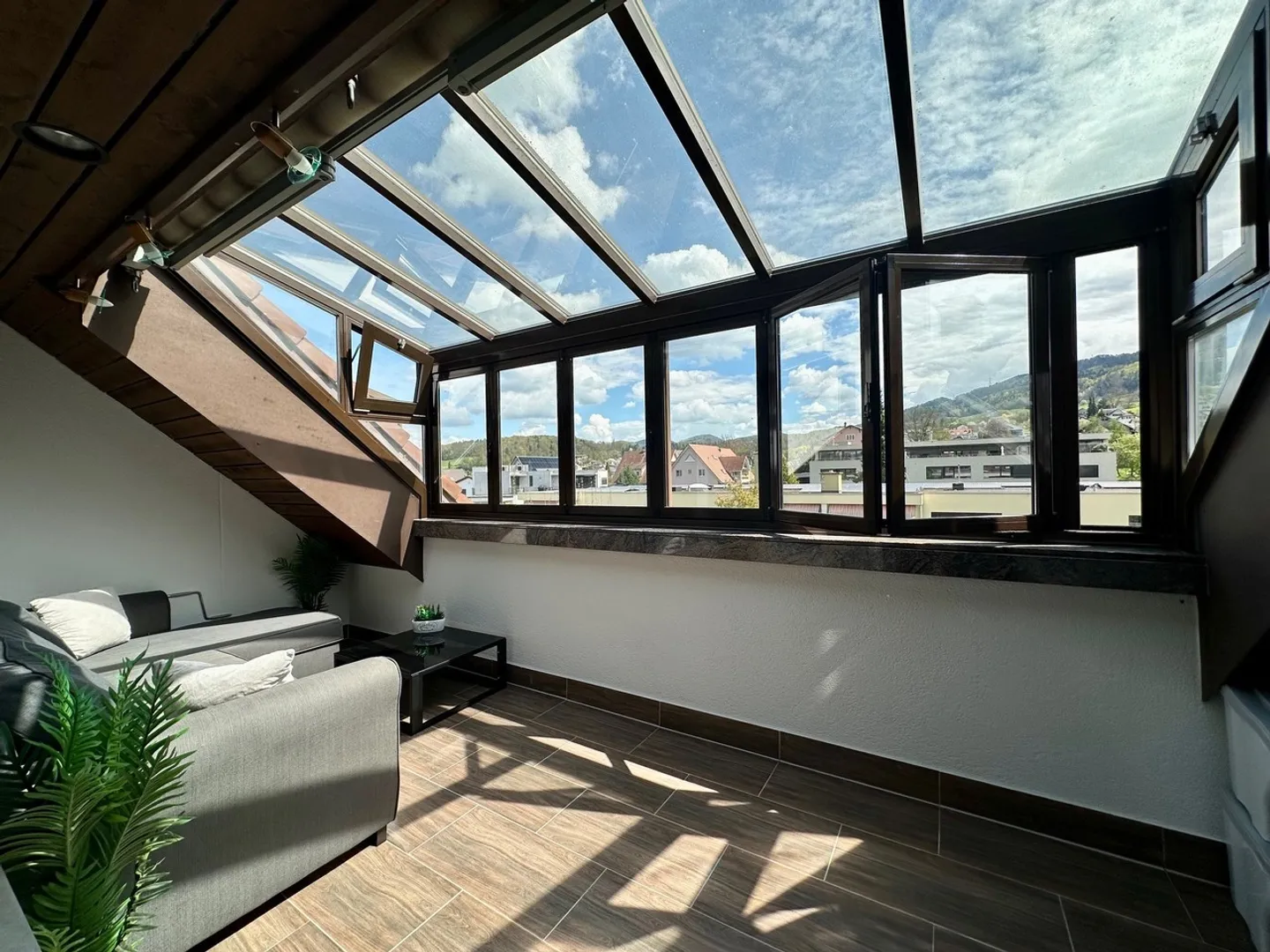 Attico 3.5 camere modernizzato con terrazza vetrata e garage - Foto 6 di 15