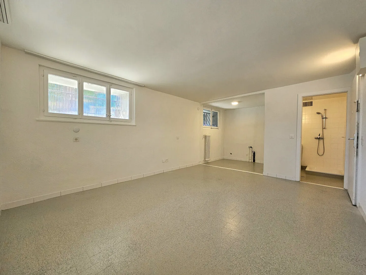 Versatile space, two steps from Renens train station - Photo 2 of 4