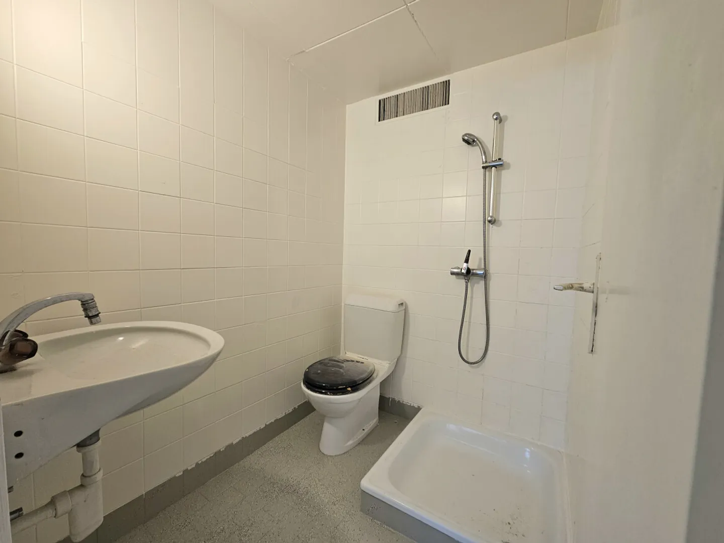 Versatile space, two steps from Renens train station - Photo 3 of 4